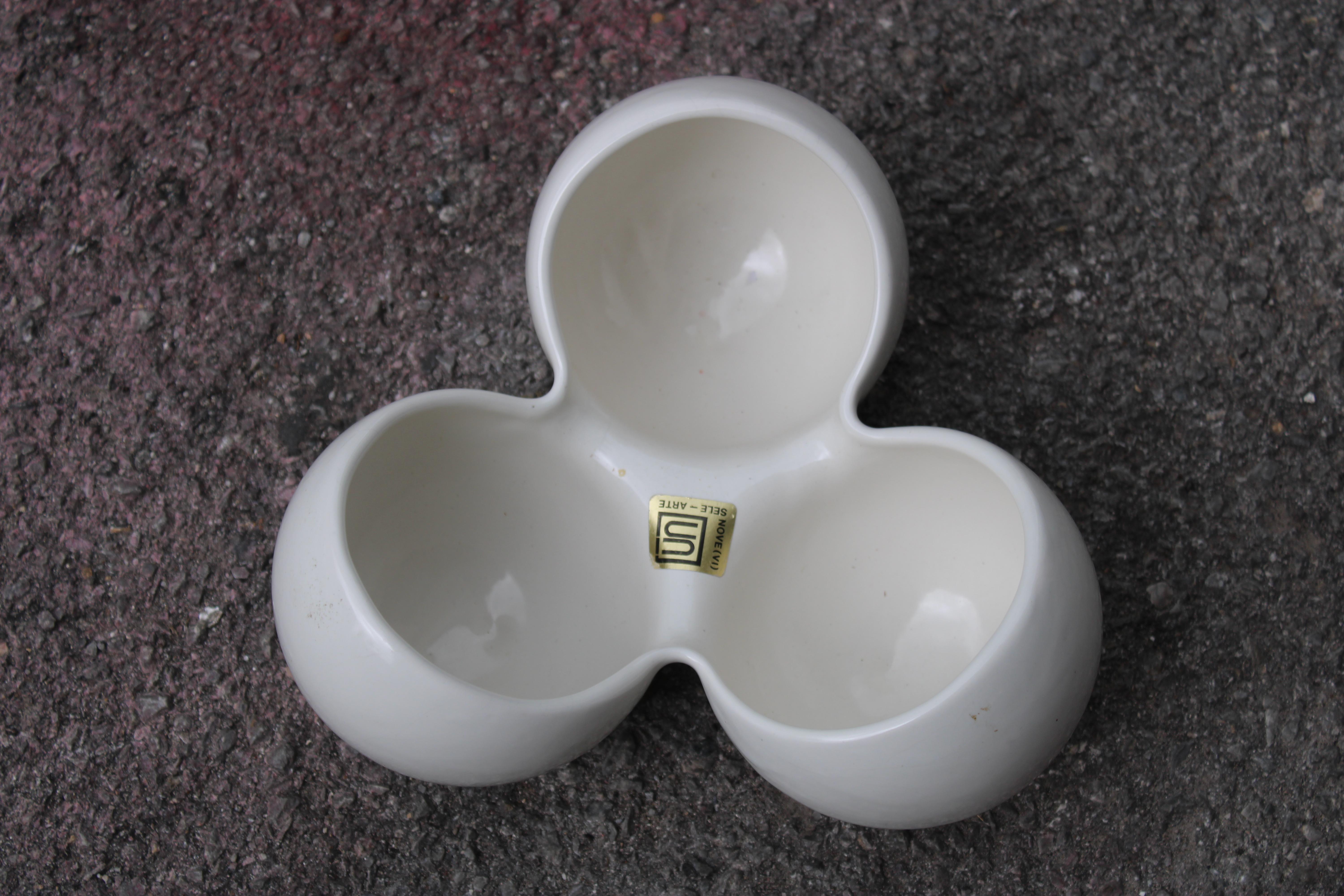 Mid-20th Century Ciotola decorativa Italiana 1960 in Ceramica Bianca in vendita