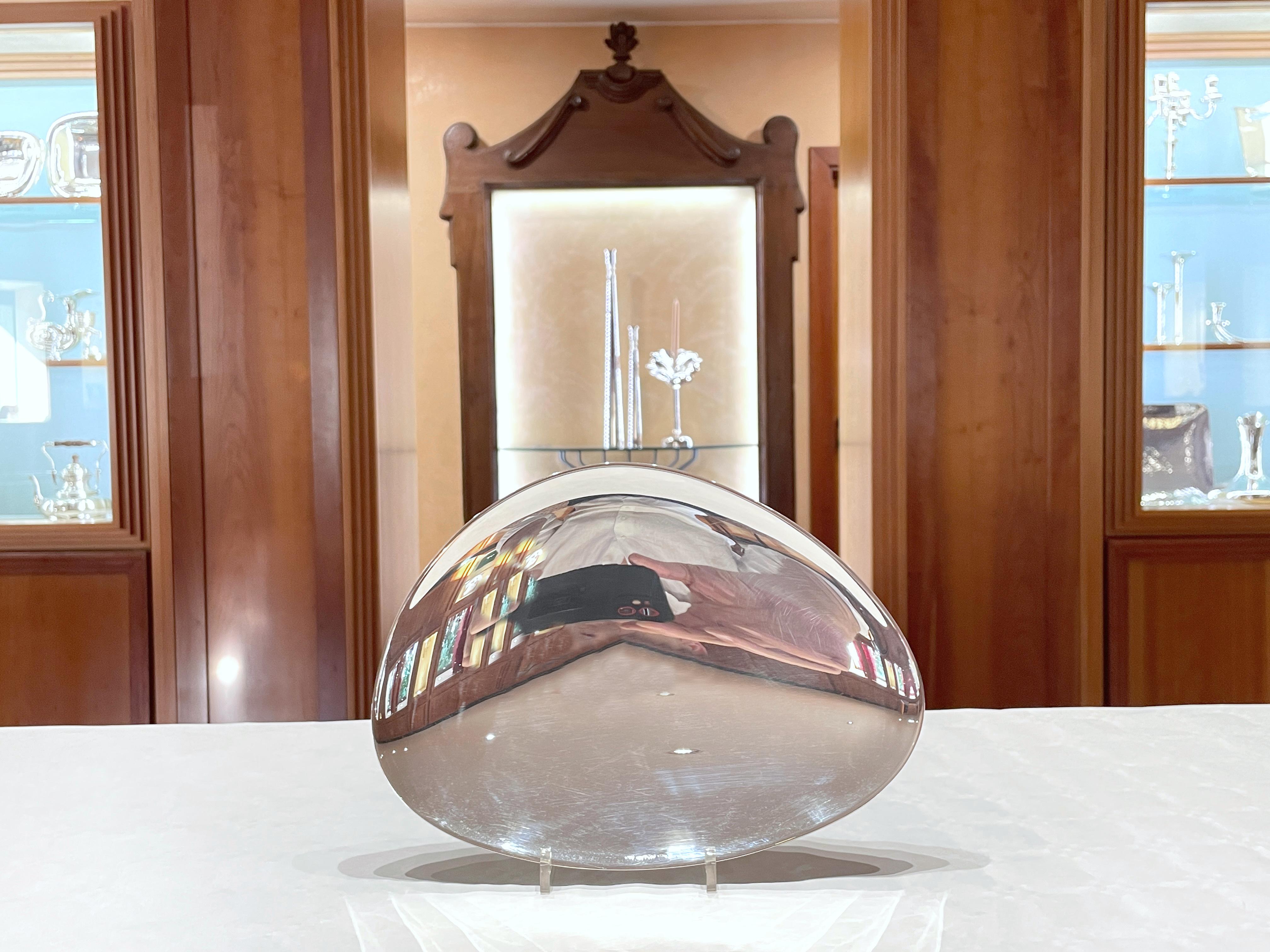 Ciotola Drop De Vecchi Milano 1935 in argento sterling 925
Collezione Drops 3 lati
Misure cm 19 x 26 x 2h
Peso 410 g 
Referenza DT38

Design: Ludovica e Roberto Palomba
La forma e i riflessi fanno apparire questo oggetto come una grande goccia