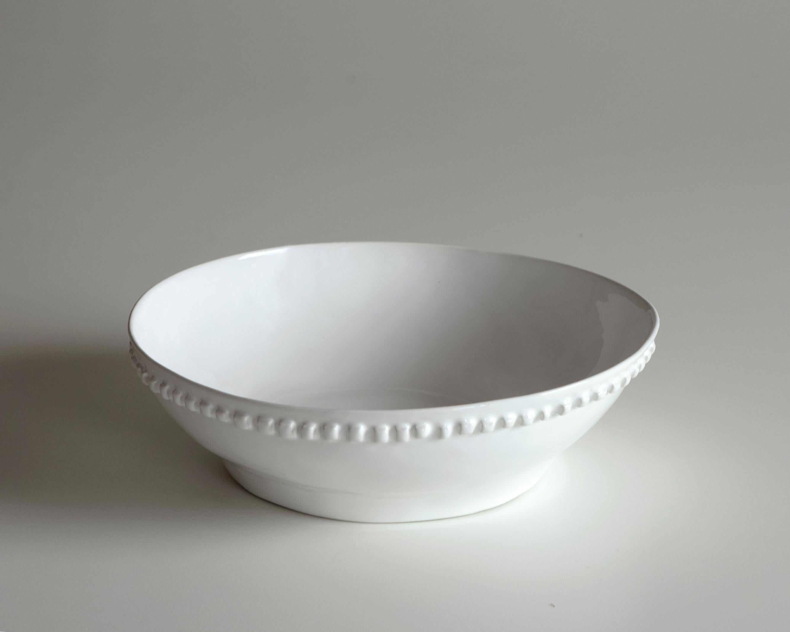Italian ciotola in ceramica bianca con decorazione a rilievo For Sale