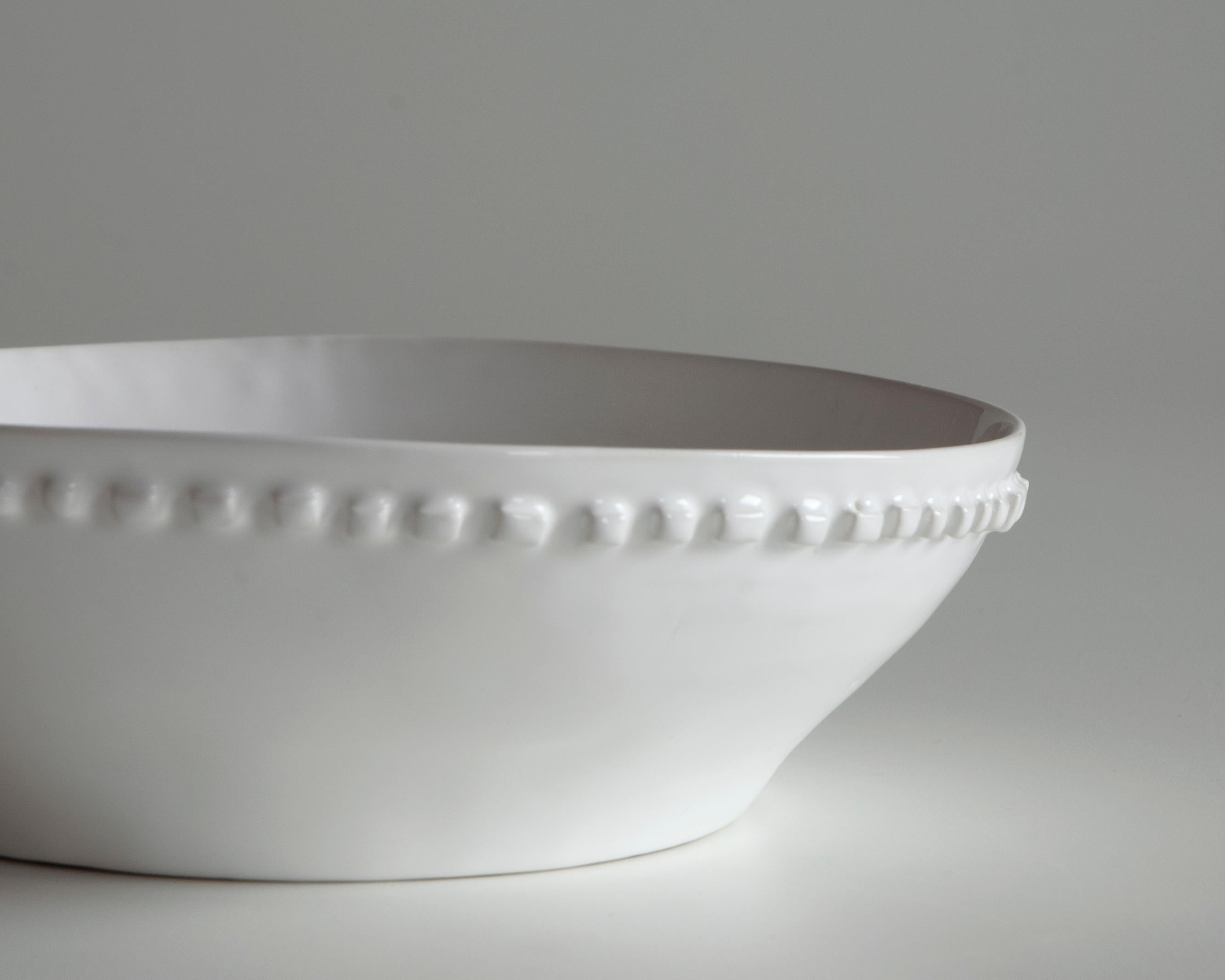 ciotola aus Keramik bianca mit Dekoration einesrilievo (Handgefertigt) im Angebot