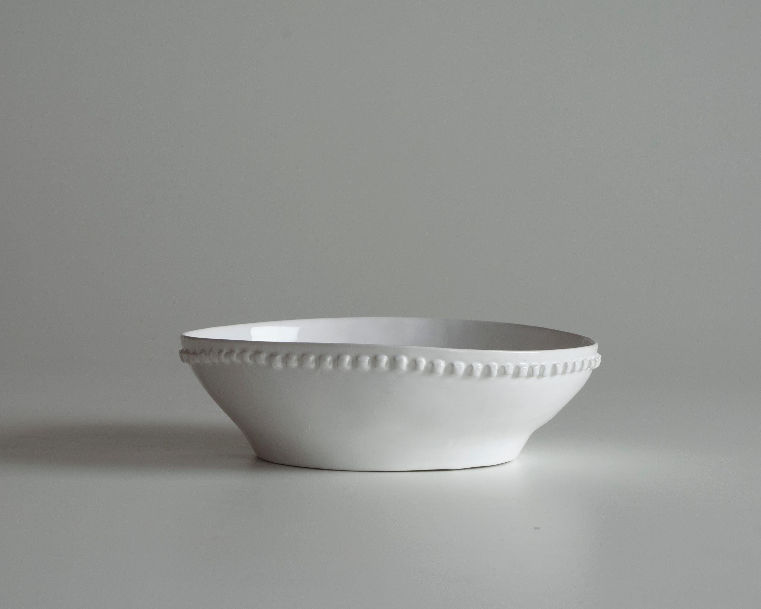 ciotola in ceramica bianca con decorazione a rilievo In New Condition For Sale In San Benedetto del Tronto, IT