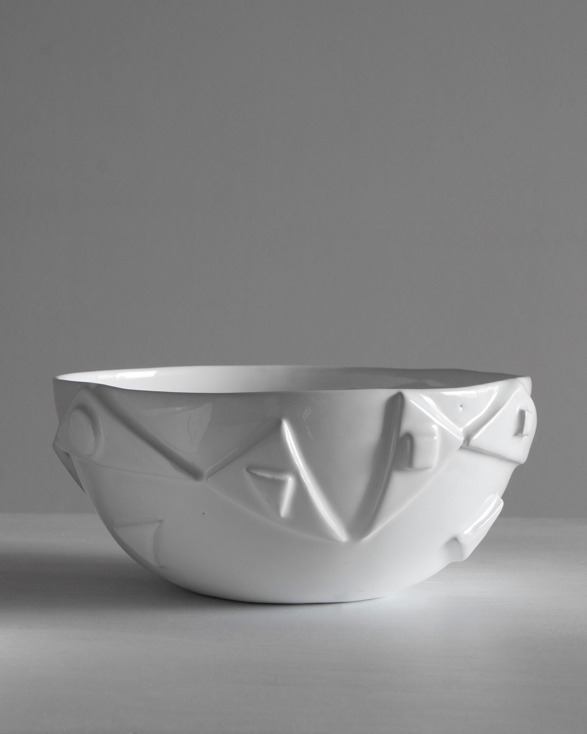 white ceramic bowl with embossed triangle decoration In New Condition For Sale In San Benedetto del Tronto, IT