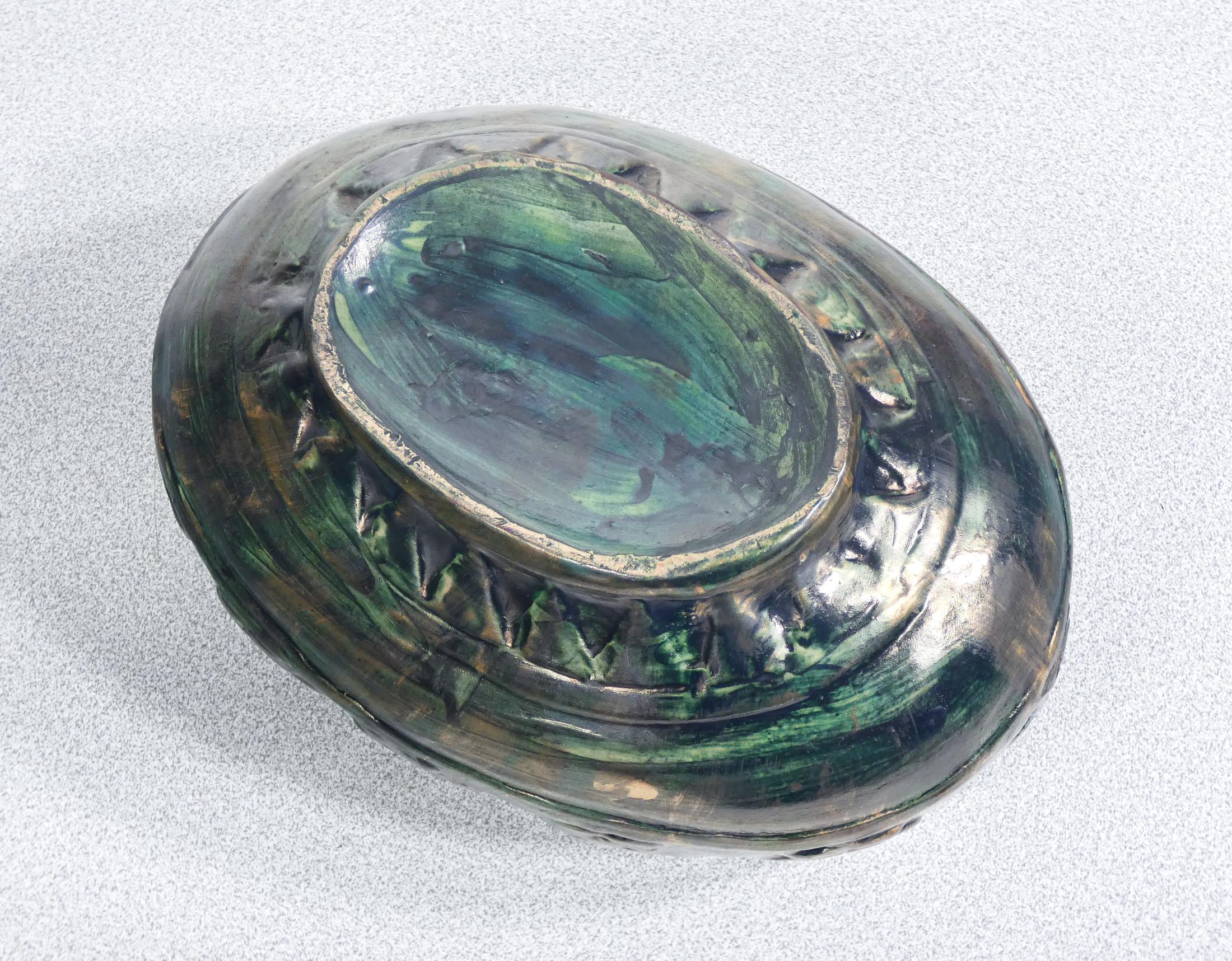 Decorative painted ceramic bowl with glazed finish. Italy, Early 1900s For Sale 4