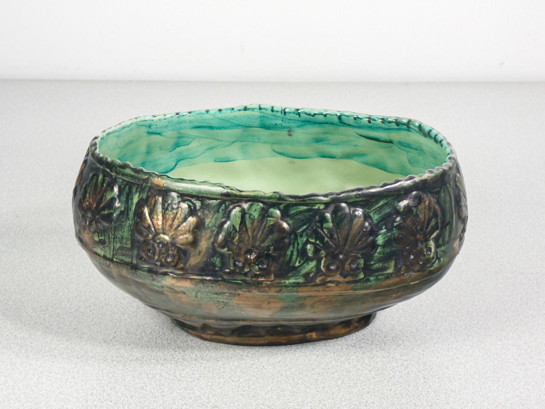 Italian Decorative painted ceramic bowl with glazed finish. Italy, Early 1900s For Sale