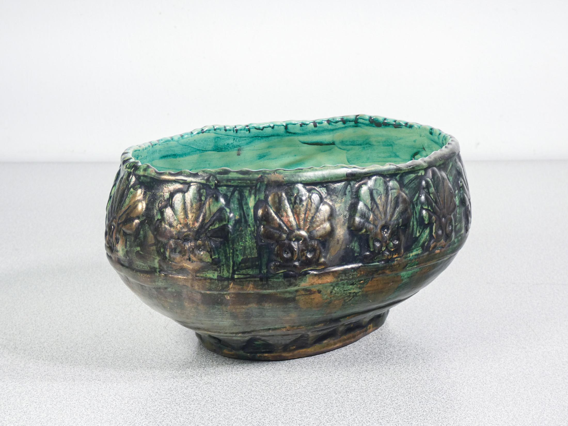 Decorative painted ceramic bowl with glazed finish. Italy, Early 1900s In Good Condition For Sale In Torino, IT