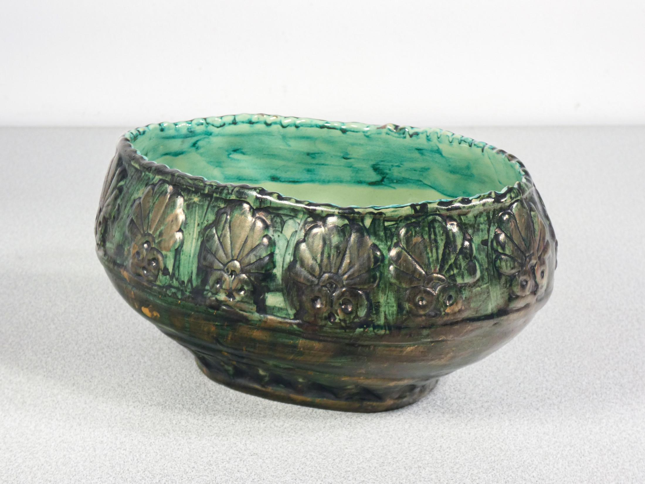 20th Century Decorative painted ceramic bowl with glazed finish. Italy, Early 1900s For Sale