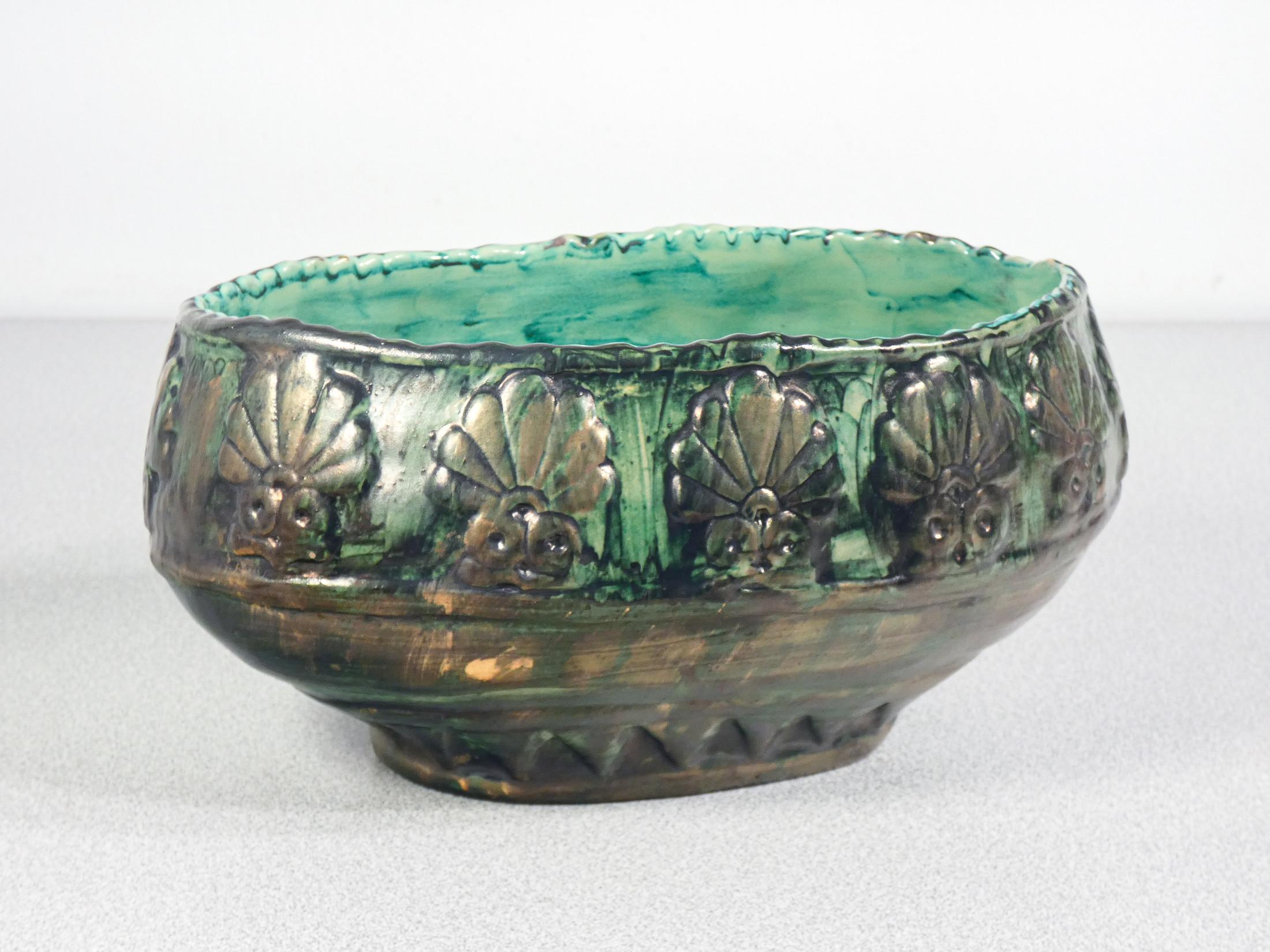 Decorative painted ceramic bowl with glazed finish. Italy, Early 1900s For Sale 1