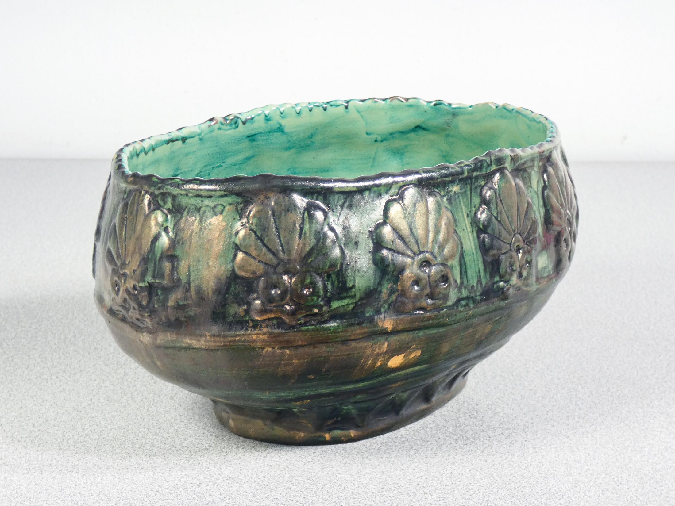 Decorative painted ceramic bowl with glazed finish. Italy, Early 1900s For Sale 2