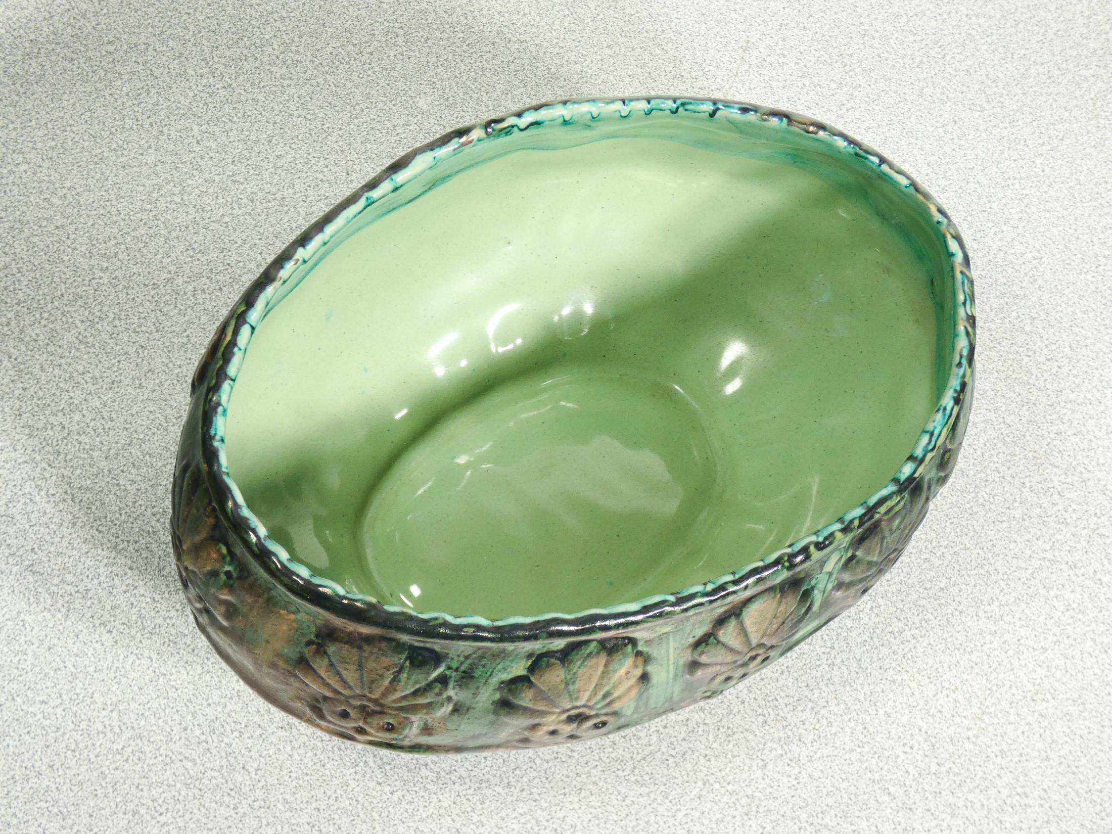 Decorative painted ceramic bowl with glazed finish. Italy, Early 1900s For Sale 3