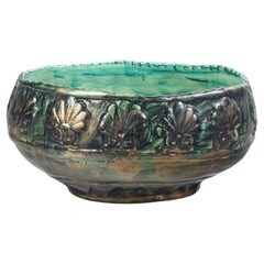 Ciotola in ceramica decorativa dipinta con finitura smaltata. Italia, Primo 1900