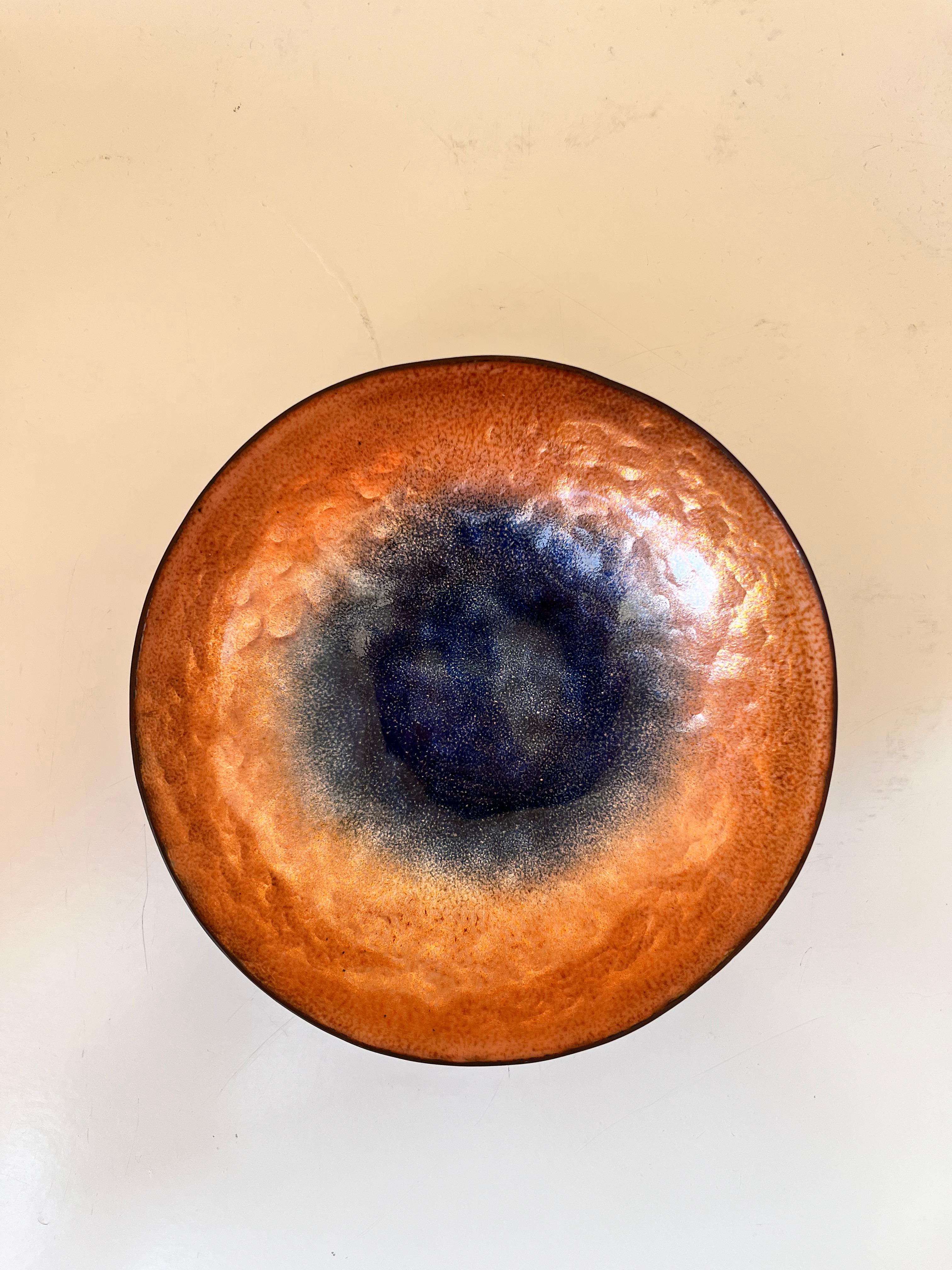 Precioso cuenco de cobre esmaltado en azul y oro creado por el artista Paolo de Poli en la década de 1960. 

El cuenco está en buen estado y lleva la firma del artista en la base. 

Las dimensiones son aproximadamente 15 cm. (diámetro) por 4 cm.