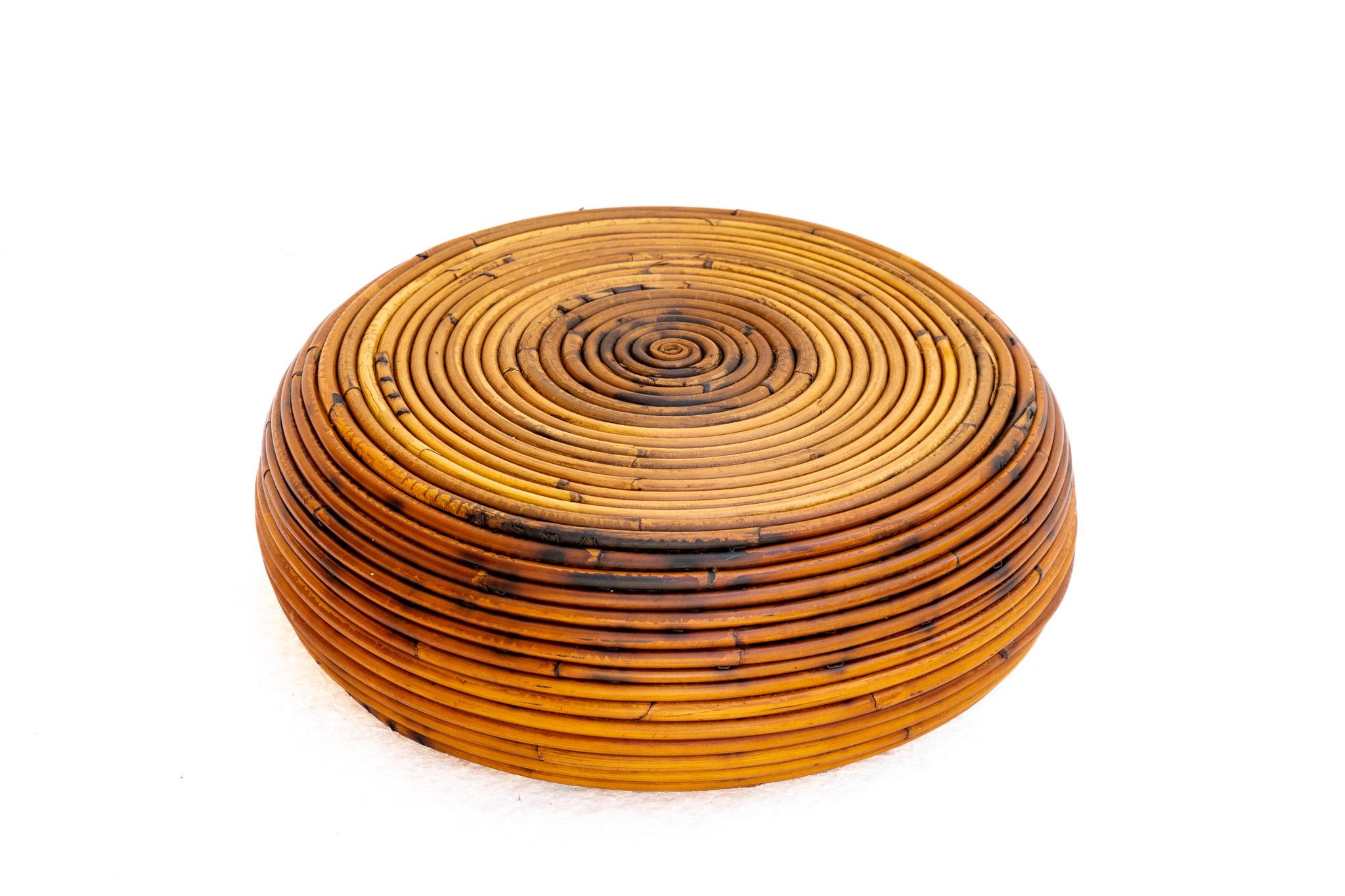Ciotola in rattan Anni '60 nello stile di Gabriella Crespi, Made in Italy. 
 Bellissima ciotola in rattan nello stile di Gabriella Crespi, può essere utilizzata su un tavolo da caffè, da pranzo, come portafrutta, come centrotavola. Essendo molto