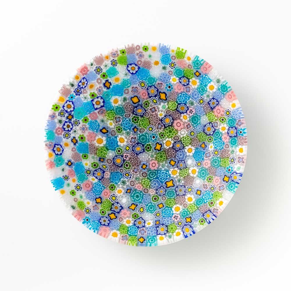 Le ciotole Ercole Moretti sono un capolavoro di artigianato artistico e design esclusivo, perfette come idea regalo di lusso. Questa ciotola è realizzata a mano con la tecnica chiamata “vetro murrino millefiori” fondendo insieme segmenti di