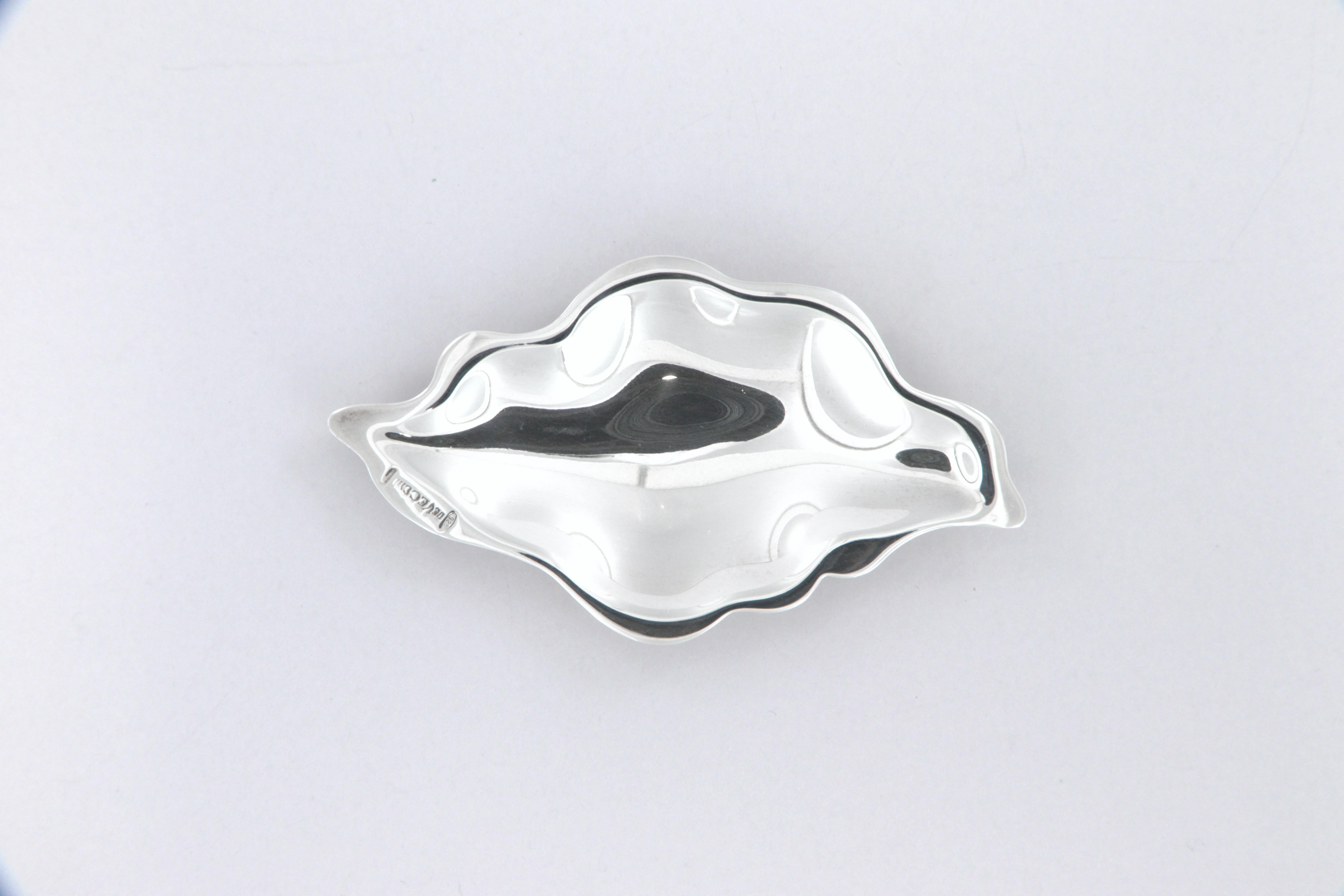 Ciotola Nuvola piccola De Vecchi Milano 1935 in argento sterling 925
Collezione ERE
Misure cm 10 x 6 x 0,8
Peso 20 g 
Referenza ERE13

Piccola ciotola - piattino facente parte di una collezione chiamate ERE che riproduce in miniatura vasi e ciotole