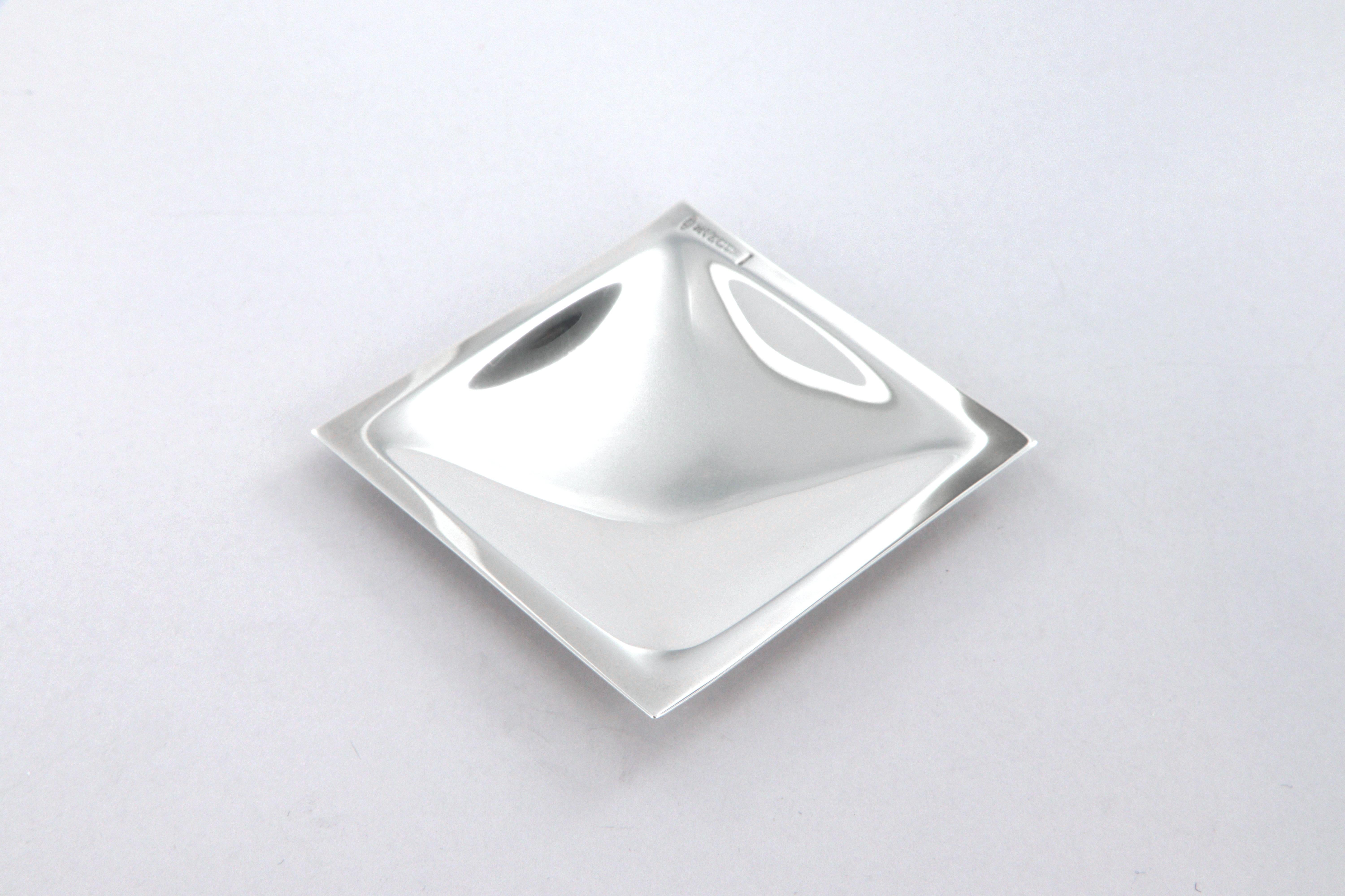 Ciotola Quadro piccolo De Vecchi Milano 1935 in argento sterling 925
Collezione ERE
Misure cm 6,5 x 6,5 x 0,8
Peso 25 g 
Referenza ERE10

Piccola ciotola - piattino facente parte di una collezione chiamate ERE che riproduce in miniatura vasi e