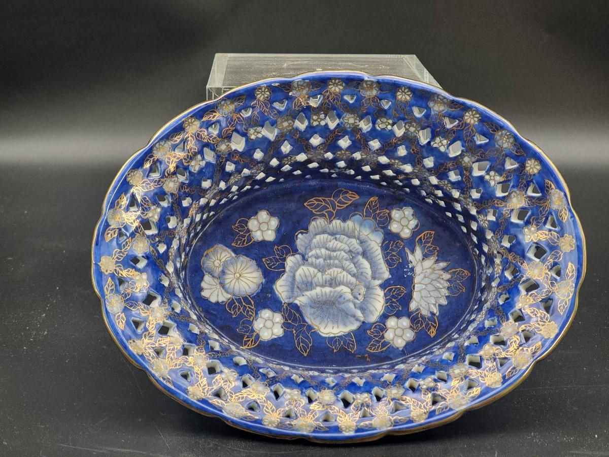 Louis XVI Coupe ajourée en porcelaine bleu et or avec sceau apocryphe Qianlong - Chine en vente