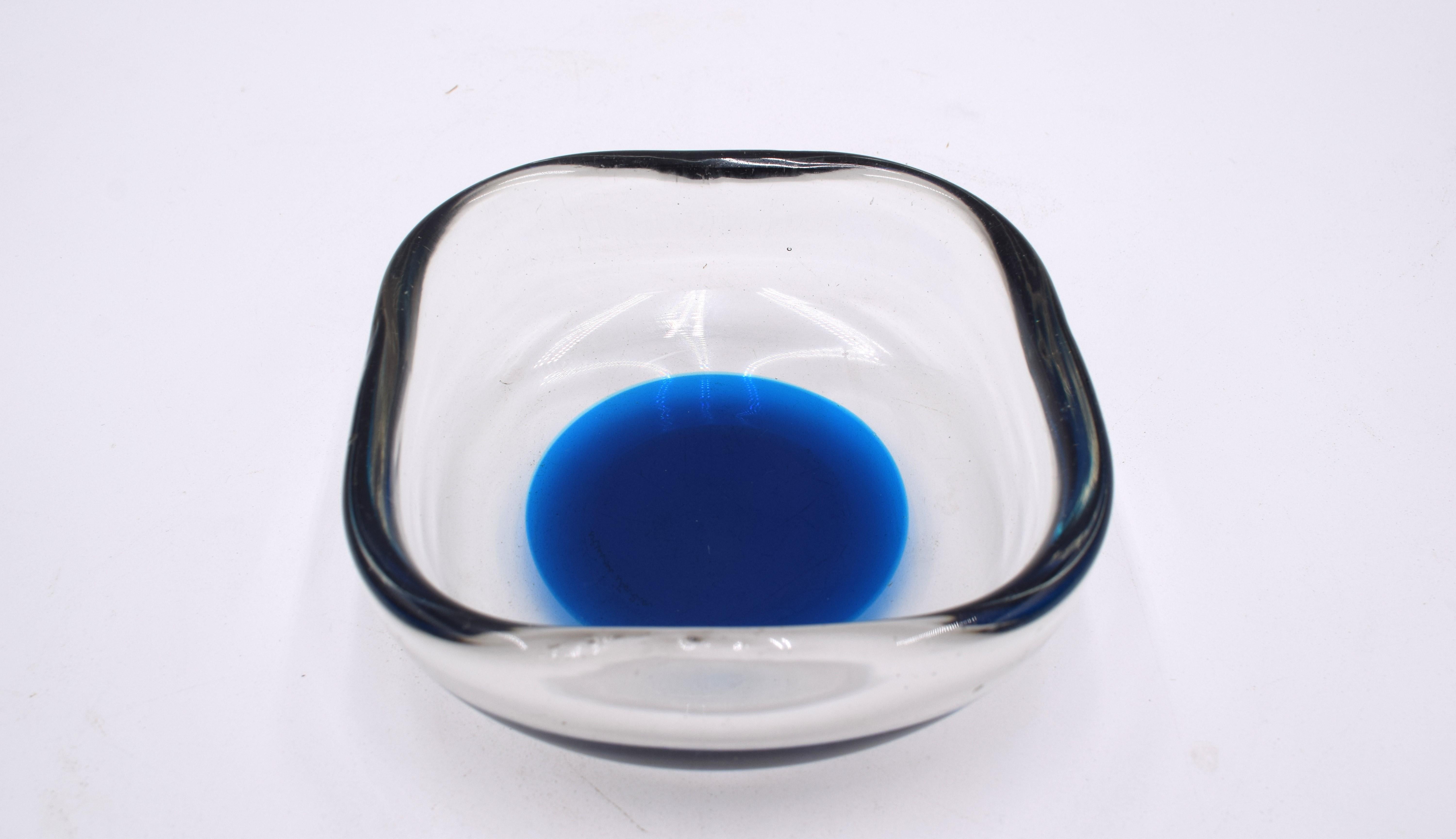 Wunderschöne Glasschale von Venini Italia, entworfen von Pierre Cardin, Produktion um 1960.
Guter Zustand, kleine Kratzer vorhanden, Verschleiß von Zeit, siehe Fotos.
Abmessungen: H= 6 cm; 13,5 x 13,5 cm.