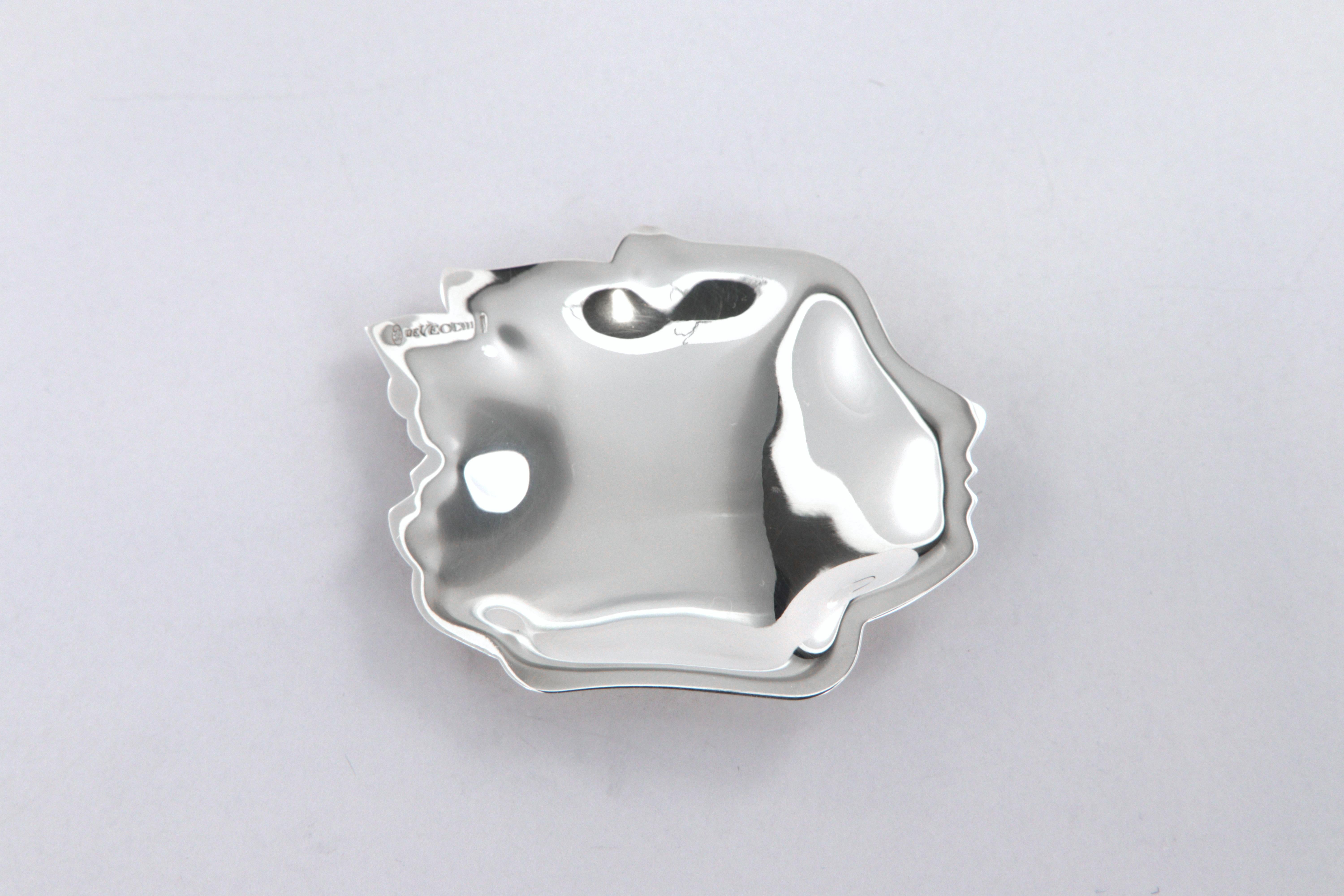 Ciotola Viso piccolo De Vecchi Milano 1935 in argento sterling 925
Collezione ERE
Misure cm 8 x 7 x 0,8
Peso 23 g 
Referenza ERE10

Piccola ciotola - piattino facente parte di una collezione chiamate ERE che riproduce in miniatura vasi e ciotole più