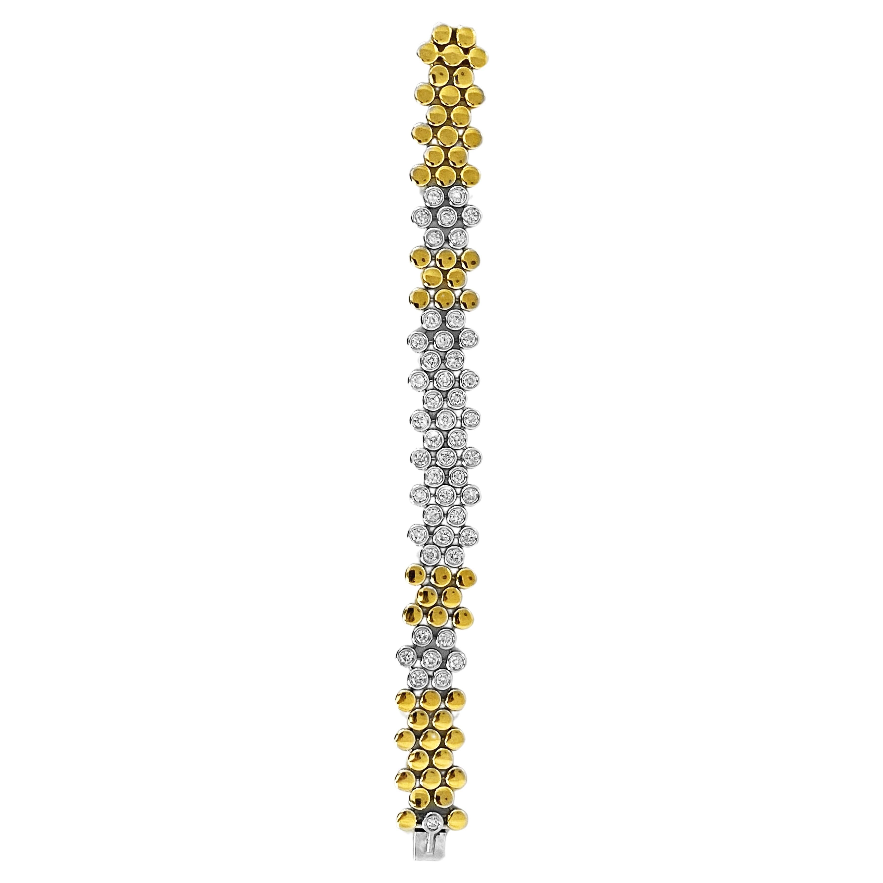 Le bracelet chef-d'œuvre Scavia, qui représente l'incarnation de l'élégance et du luxe, présente un arrangement exquis de diamants blancs taillés en brillant, sertis de manière experte dans des montures en or blanc et en or jaune lustré. Chacun des
