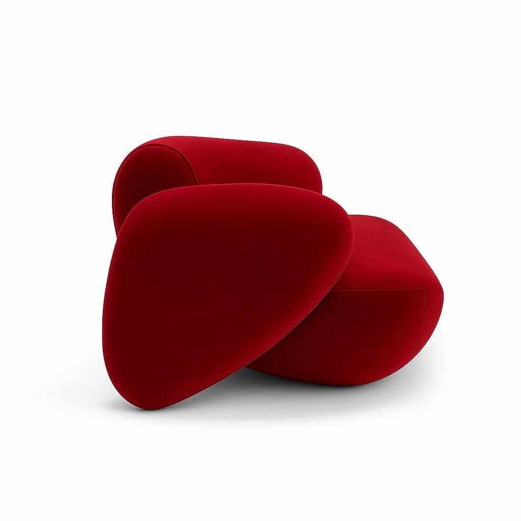 Una celebrazione spettacolare di forma e colore, il Ciottola Sofa di Karim Rachid è un pezzo scultoreo imbottito progettato per interni audaci. Interamente rivestito in velluto siege couture marsala, i braccioli oversize a forma di petalo, il