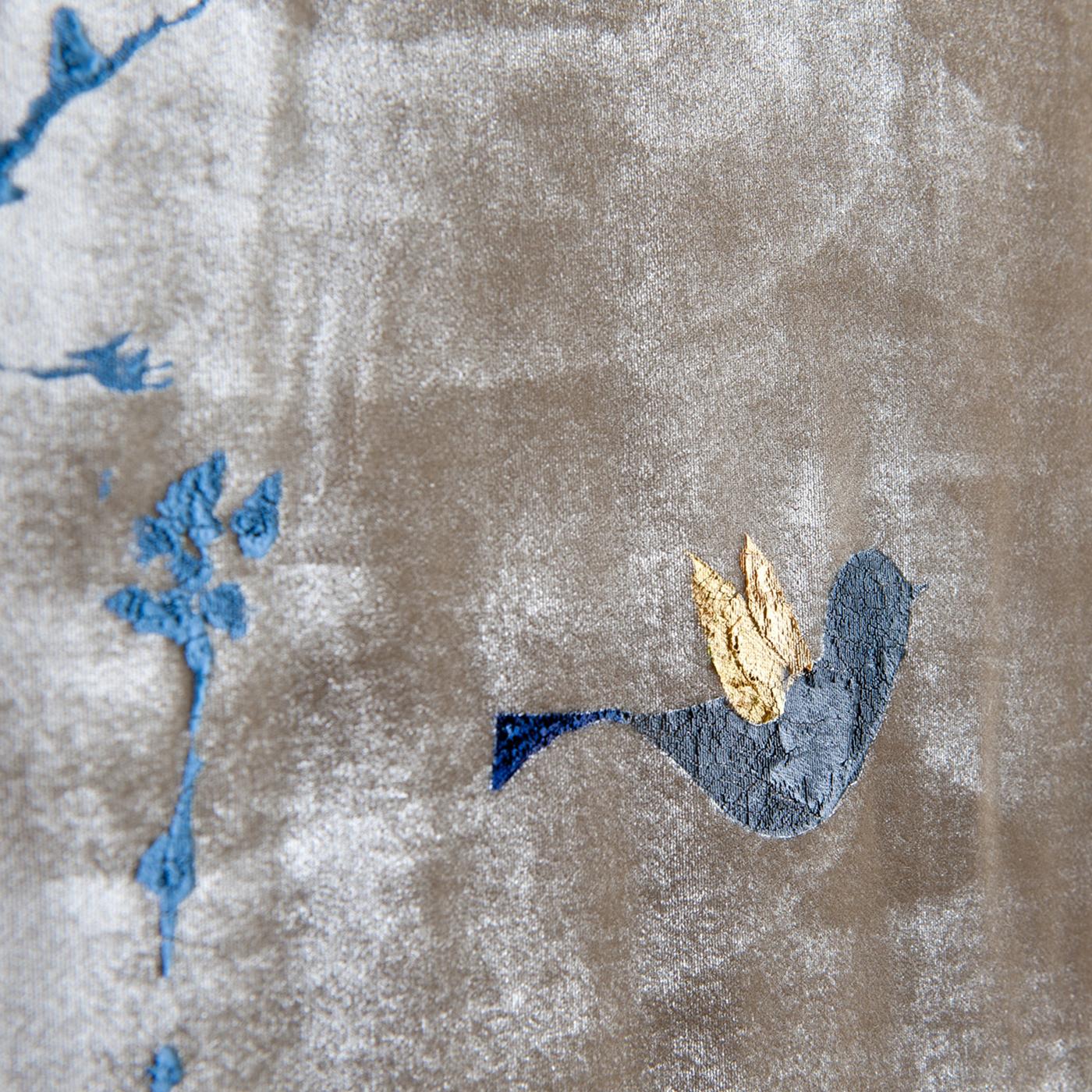 Showcasing mesmerizing nuances enhanced by the shimmering and fluid texture of silk velvet, this exquisite tapestry is superbly crafted and painted by hand. Its bright surface is obtained with beige pigments, and is adorned with a splendid painting
