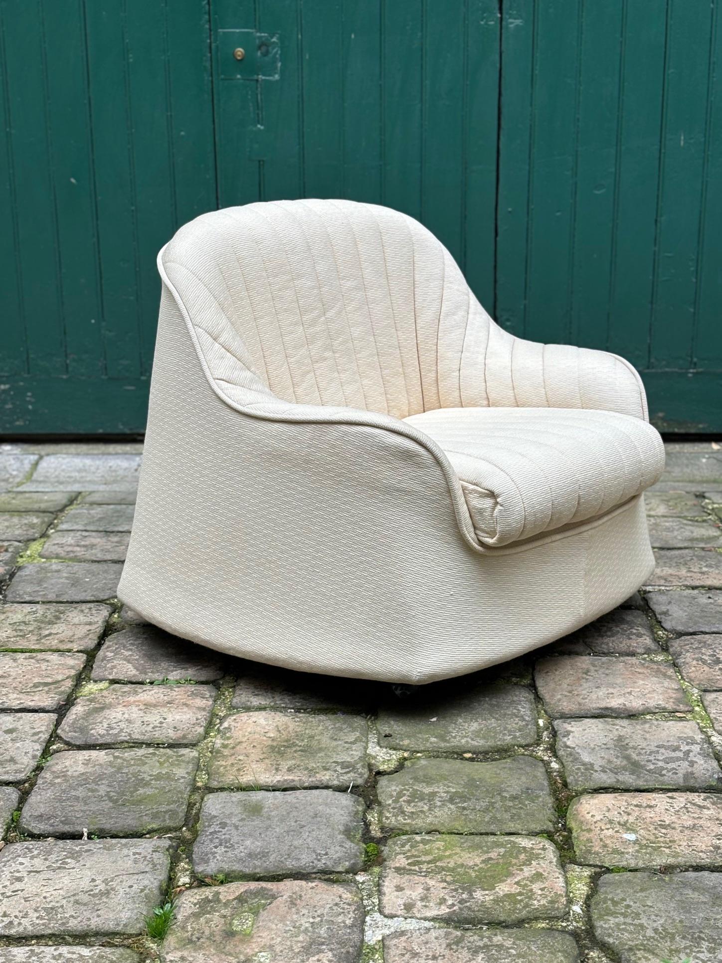 Este sillón modelo Ciprea fue diseñado por la pareja Afra & Tobia Scarpa en 1968 para la editora Cassina.
La estructura está hecha de espuma de alta densidad que garantiza una gran comodidad. La silla se sostiene sobre 4 pequeñas ruedas casi