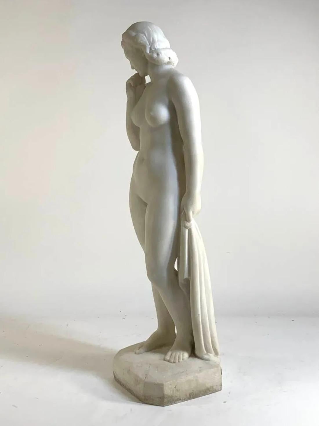Baigneuse - Una raffinata scultura in marmo di Carrara di Ugo Cipriani di Menevil - Nude Sculpture Oro di  Cipriani Ugo di Menevil