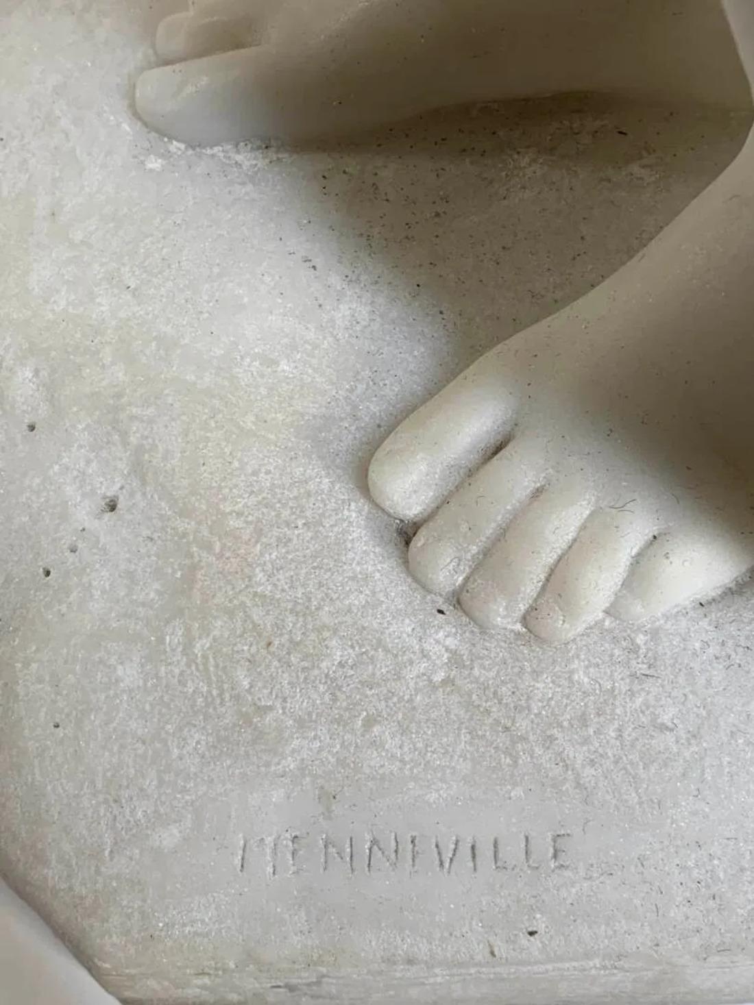 Immersa nell'etereo bagliore del marmo di Carrara, la Baigneuse di Ugo Cipriani di Meneville (1887-1960) è una delicata meditazione sulle forme femminili, una sintesi di raffinatezza classica e sensibilità del primo Novecento. Con un'altezza di 70