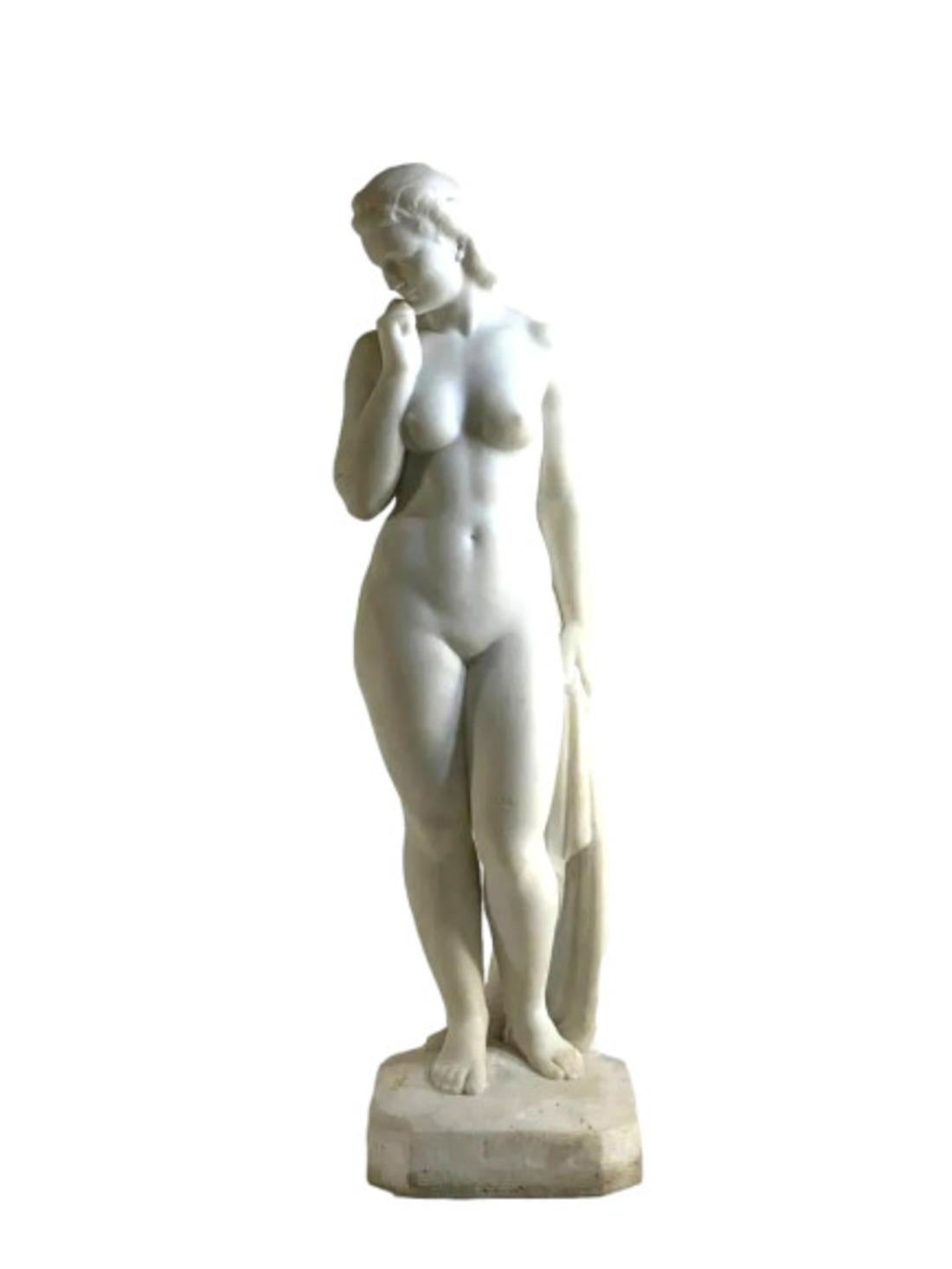 Nude Sculpture di  Cipriani Ugo di Menevil - Baigneuse - Una raffinata scultura in marmo di Carrara di Ugo Cipriani di Menevil