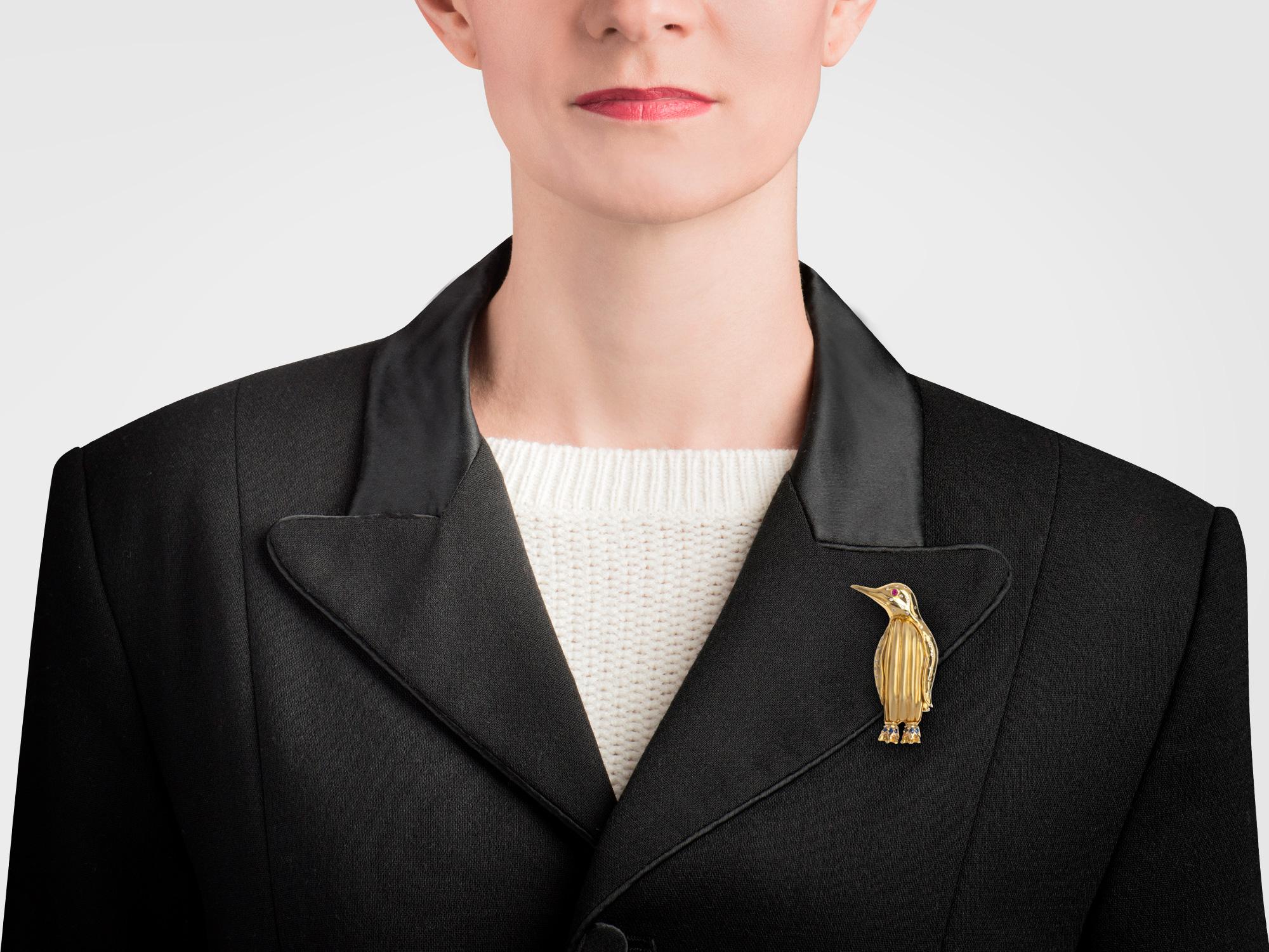 Antiguo broche pingüino Aldo Cipullo for Cartier engastado en oro amarillo de 18 quilates con diamantes (aprox. 45 quilates), rubíes y zafiros, circa años 70