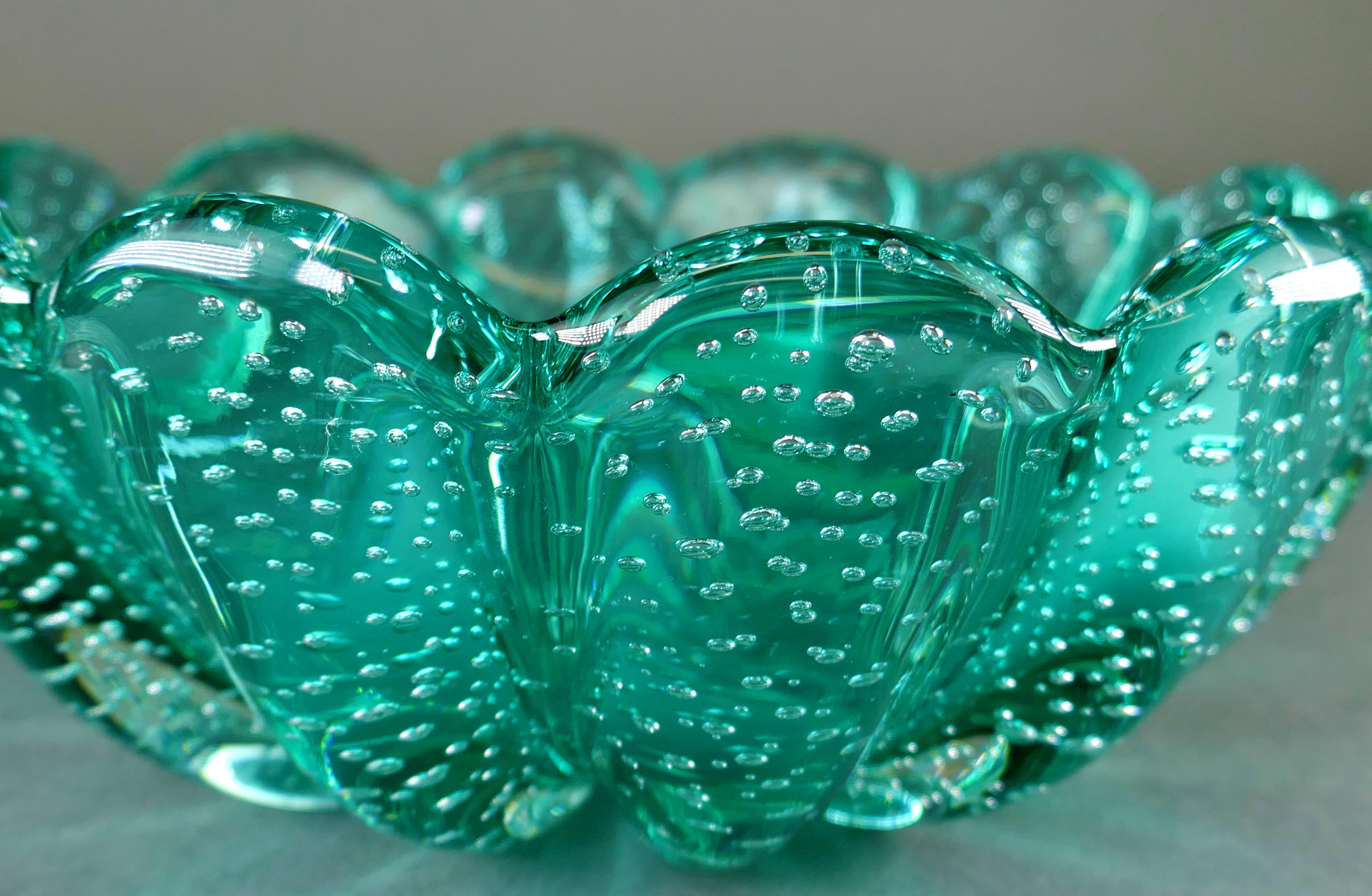 Cira 1950 mundgeblasenes italienisches Murano-Glas mit Wellenschliff Bullicante Schale im Angebot 3