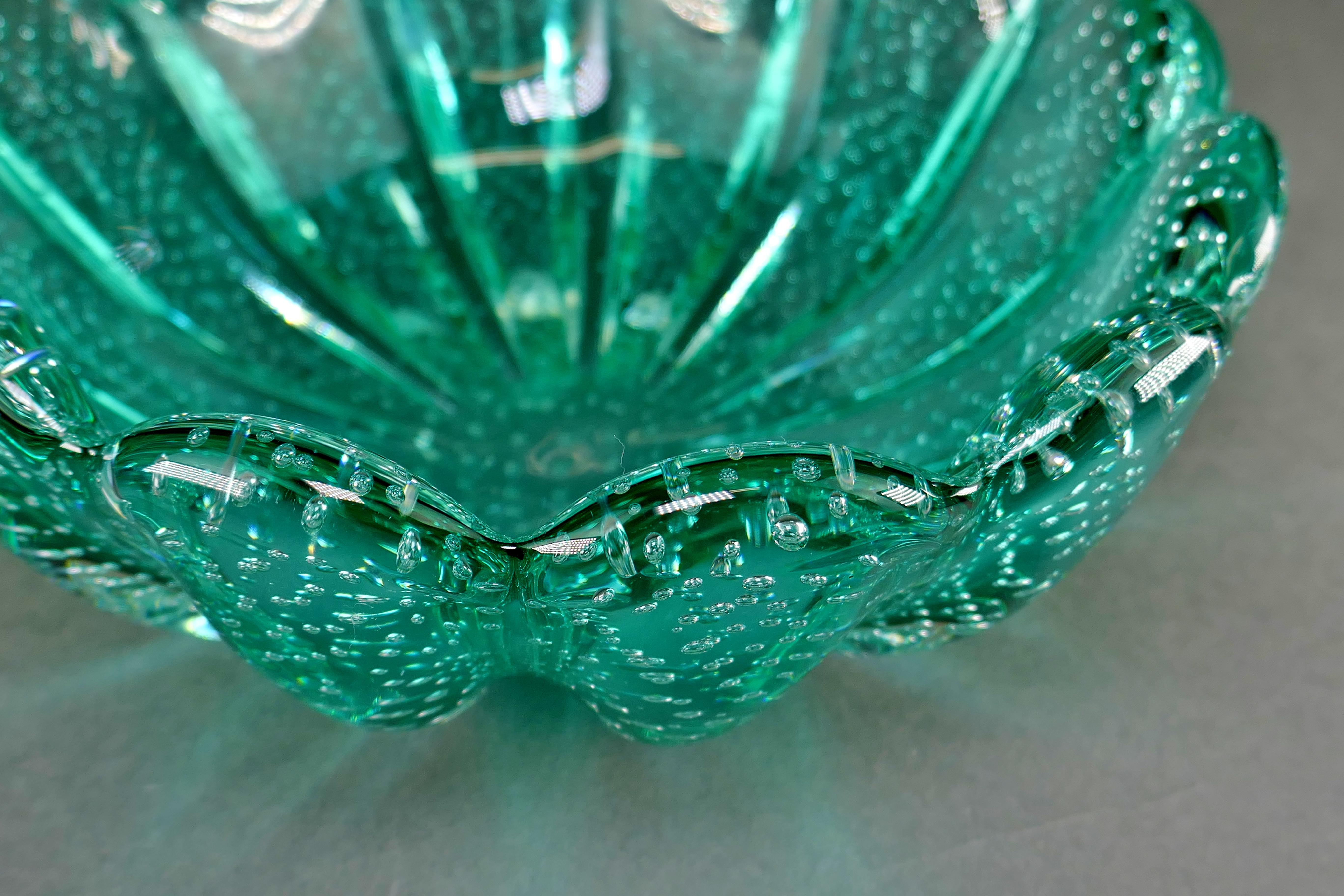 Cira 1950 mundgeblasenes italienisches Murano-Glas mit Wellenschliff Bullicante Schale im Angebot 4