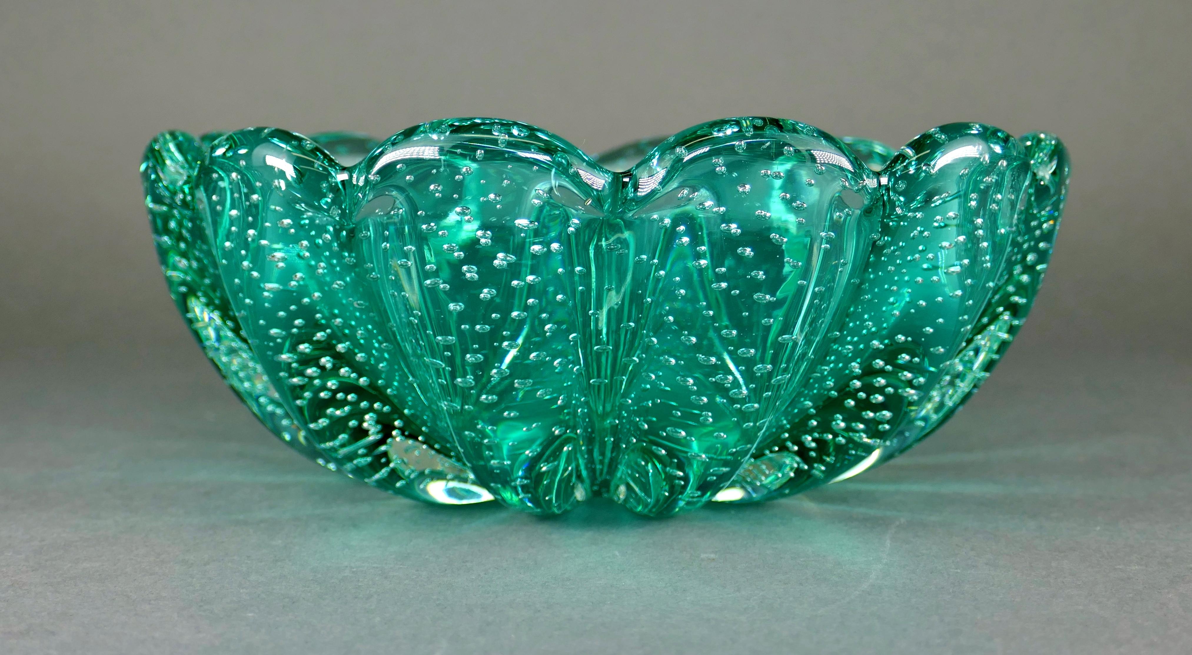 Erstaunlich CIRCA 1950 Italienisch Teal Grün Bullicante Kunstglas Scalloped Shell Bowl. Keine Chips, Risse oder Kratzer auf dem Körper. Einige leichte Abnutzung an der Basis aus dem Alter. 