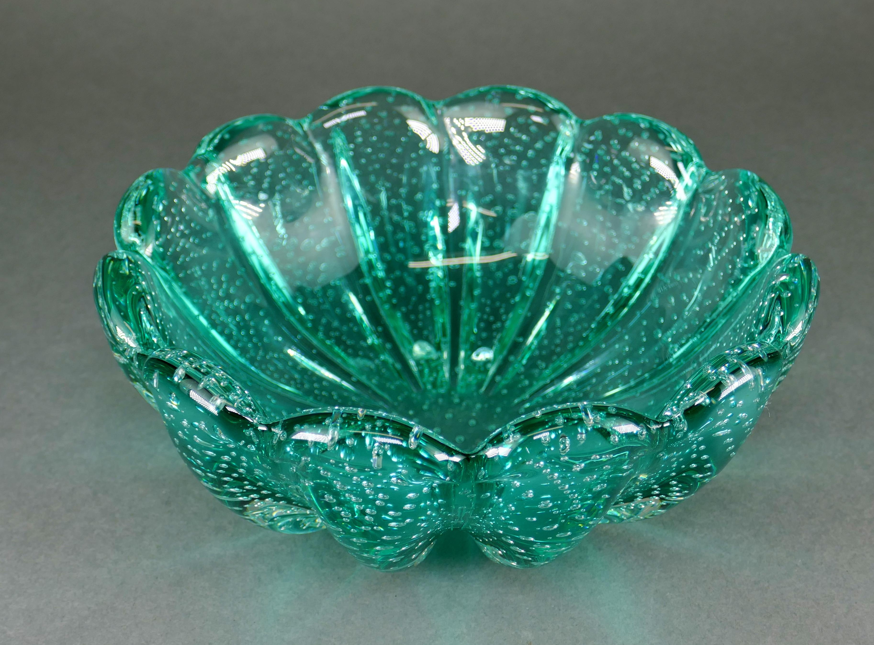 Cira 1950 mundgeblasenes italienisches Murano-Glas mit Wellenschliff Bullicante Schale (Moderne der Mitte des Jahrhunderts) im Angebot