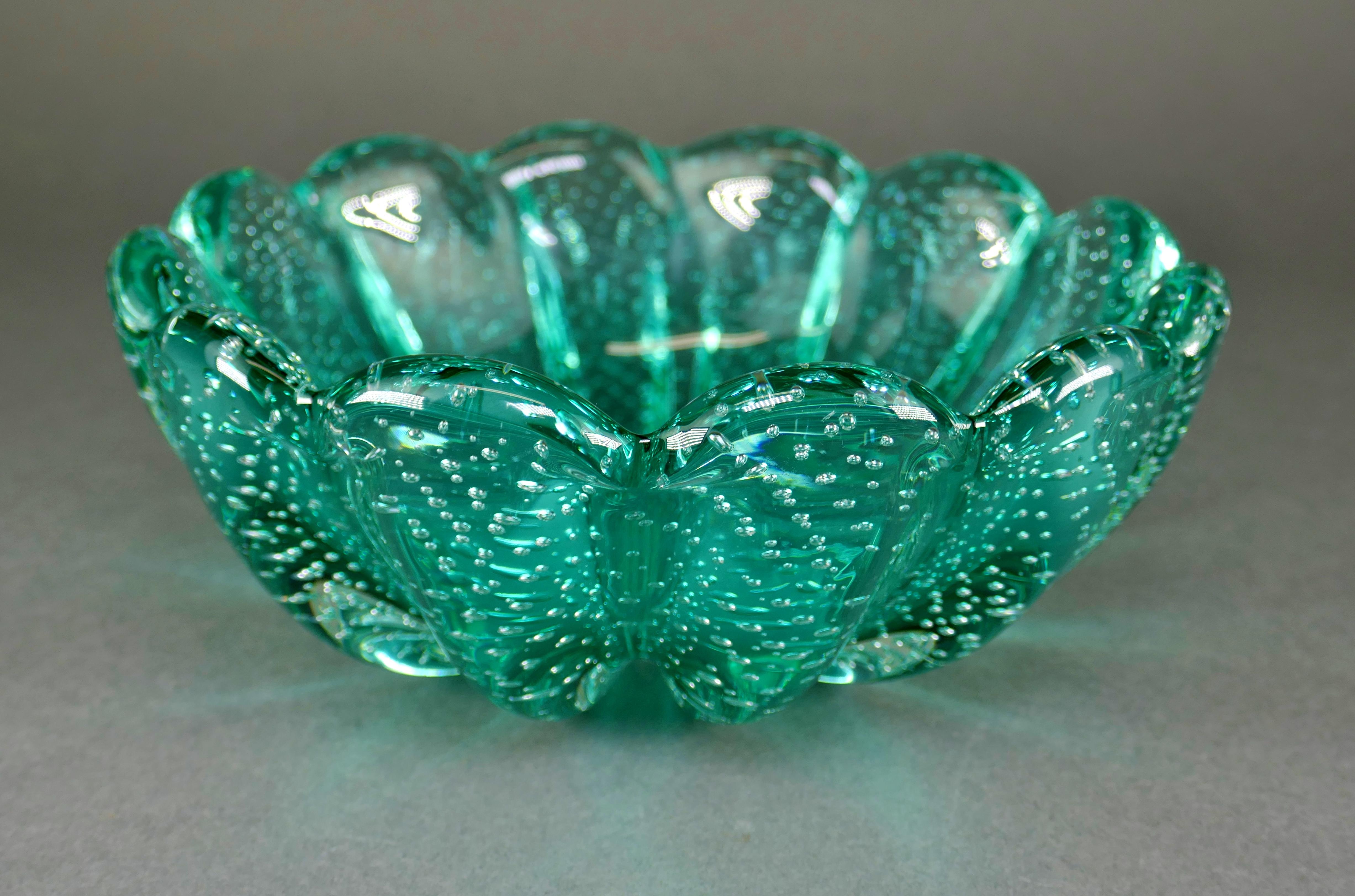 Cira 1950 mundgeblasenes italienisches Murano-Glas mit Wellenschliff Bullicante Schale (Italienisch) im Angebot