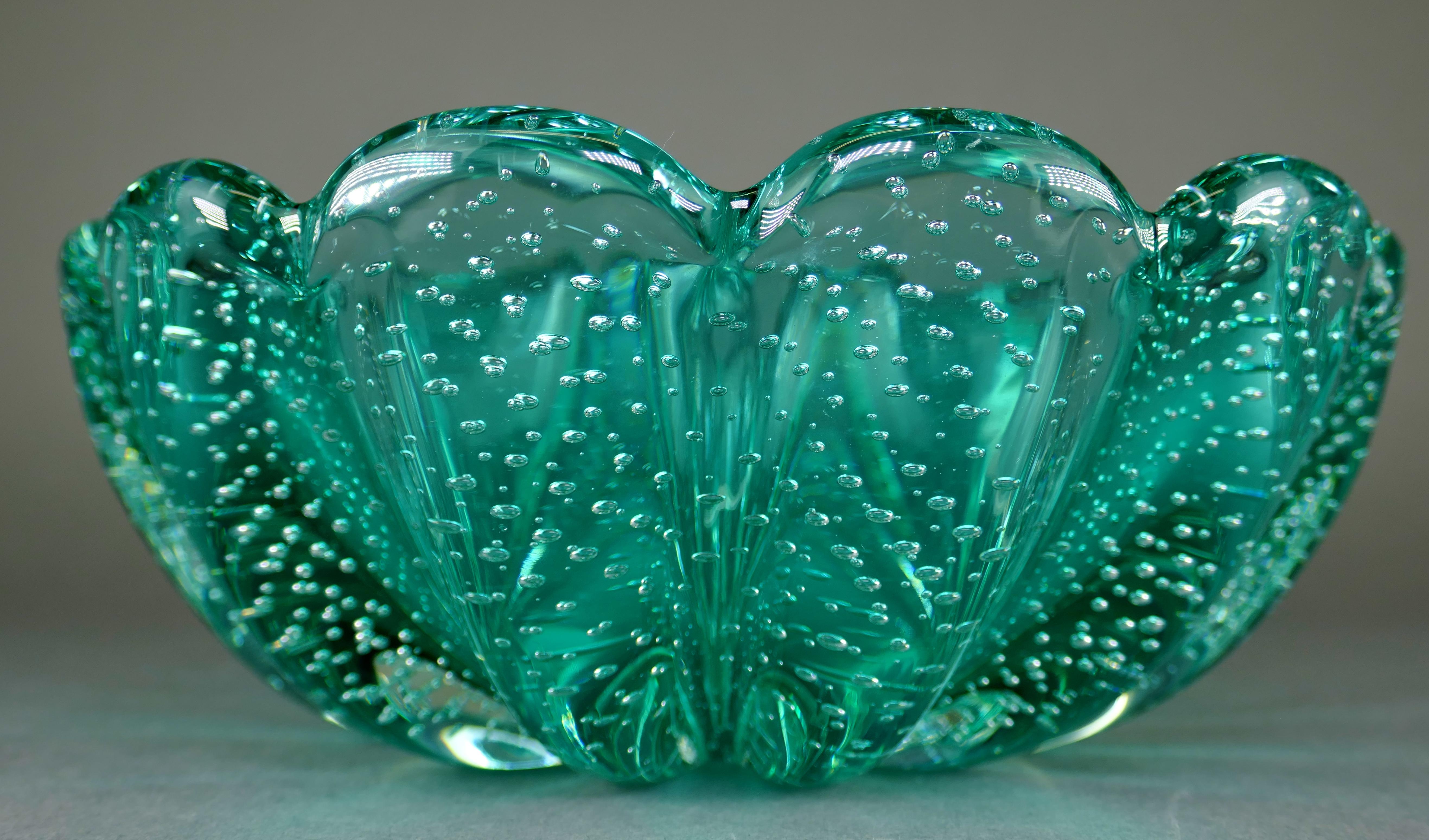 Cira 1950 mundgeblasenes italienisches Murano-Glas mit Wellenschliff Bullicante Schale (Handgefertigt) im Angebot