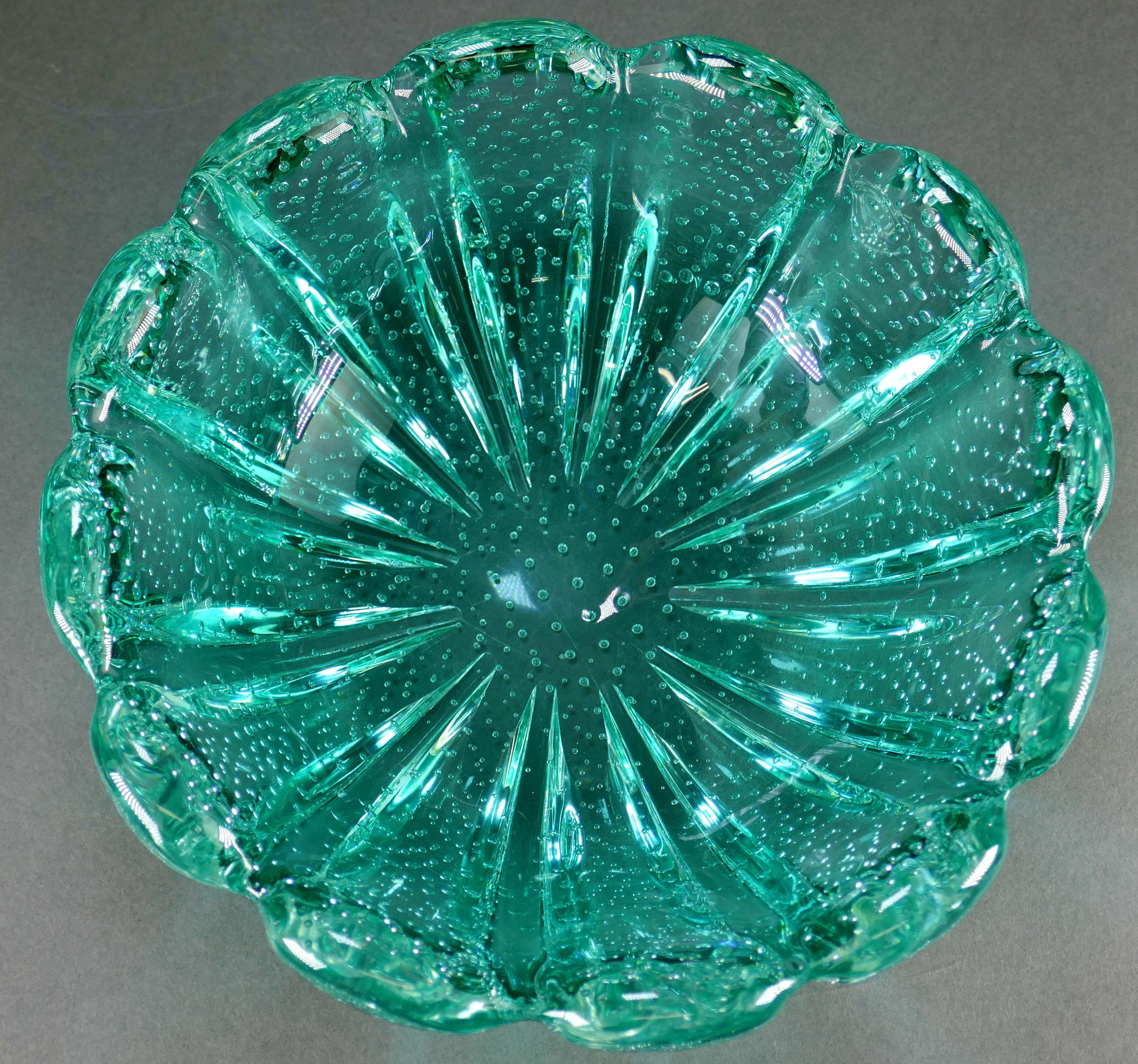 Cira 1950 mundgeblasenes italienisches Murano-Glas mit Wellenschliff Bullicante Schale im Zustand „Gut“ im Angebot in San Juan Capistrano, CA