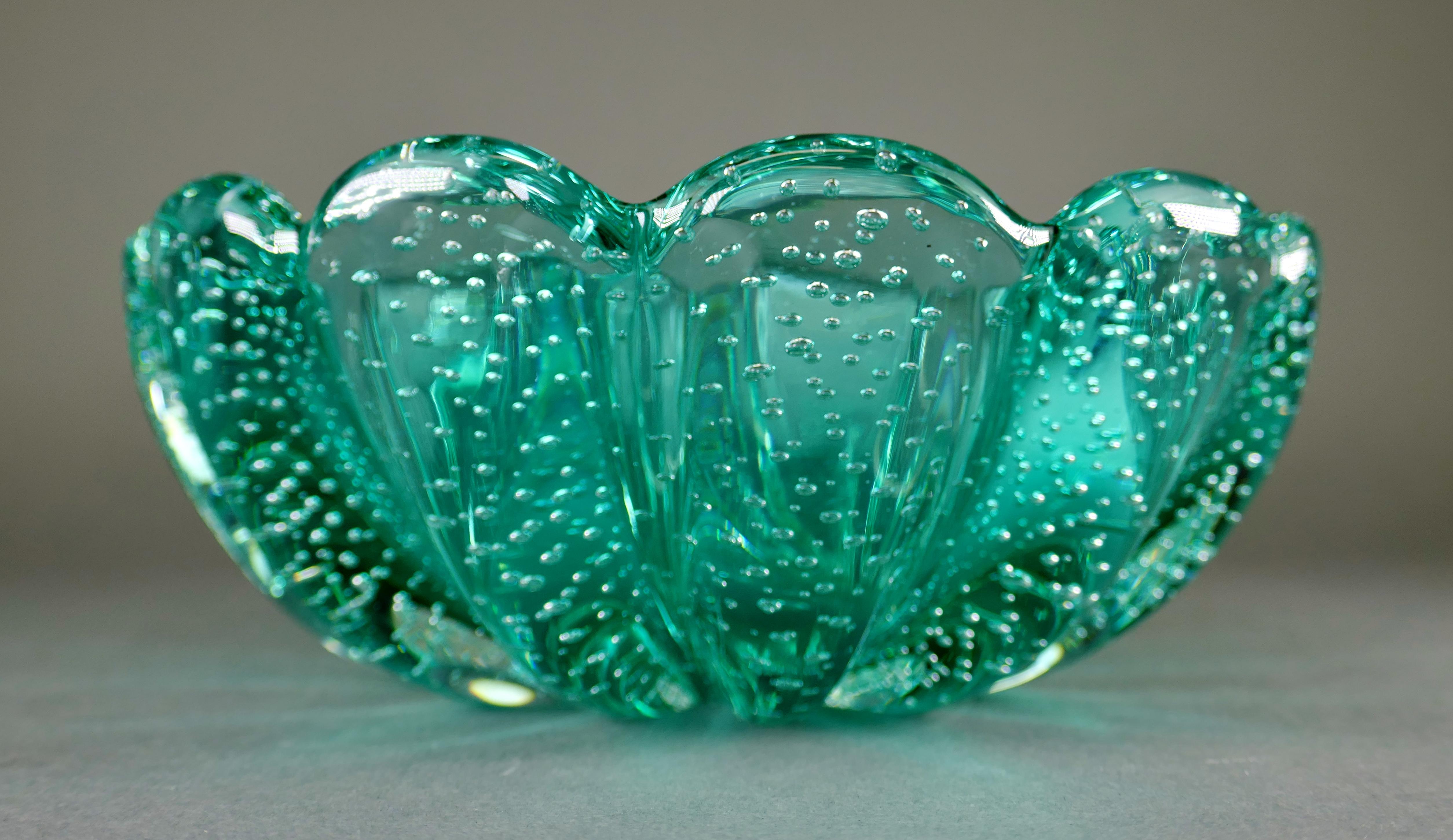 Cira 1950 mundgeblasenes italienisches Murano-Glas mit Wellenschliff Bullicante Schale (20. Jahrhundert) im Angebot