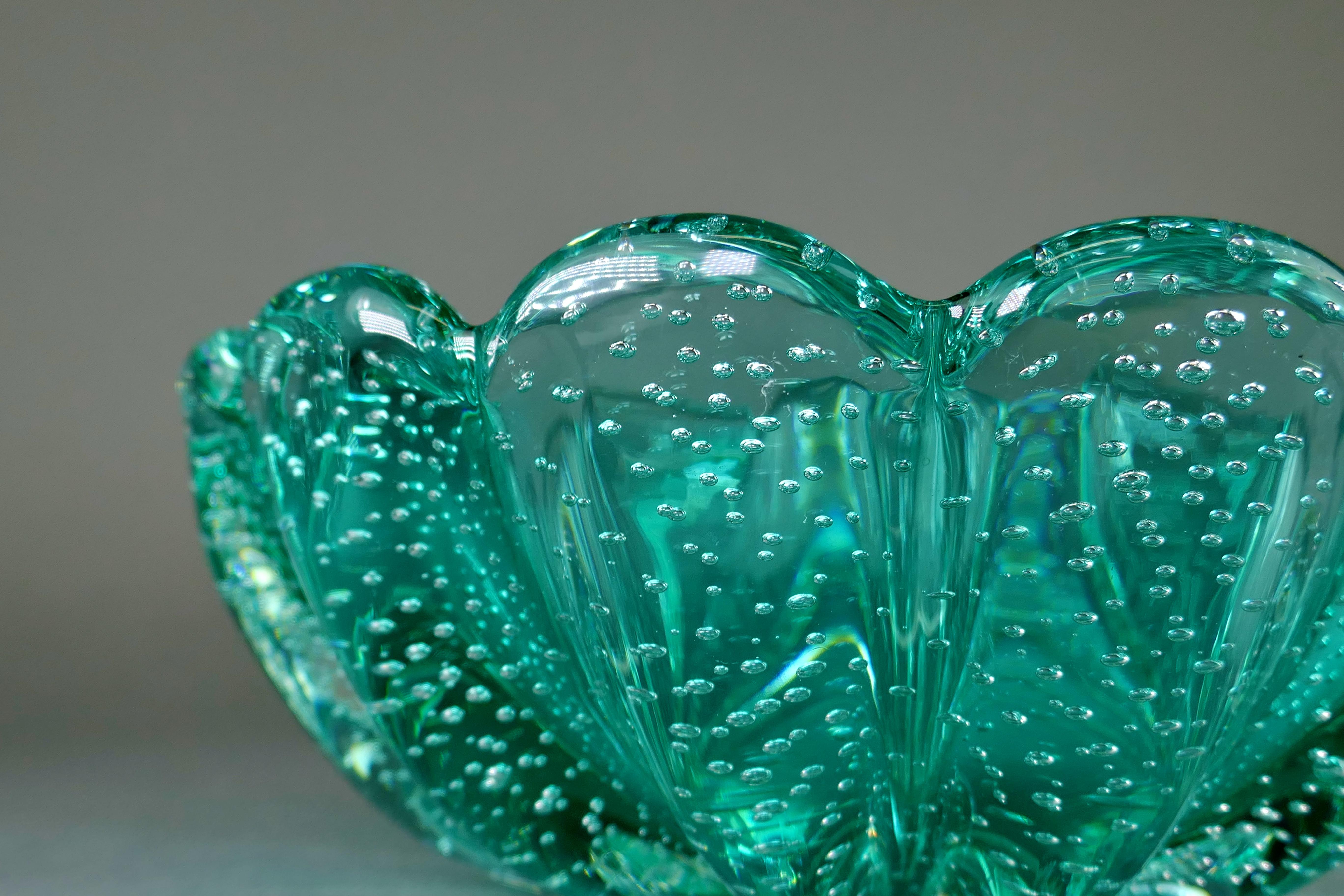 Cira 1950 mundgeblasenes italienisches Murano-Glas mit Wellenschliff Bullicante Schale im Angebot 1