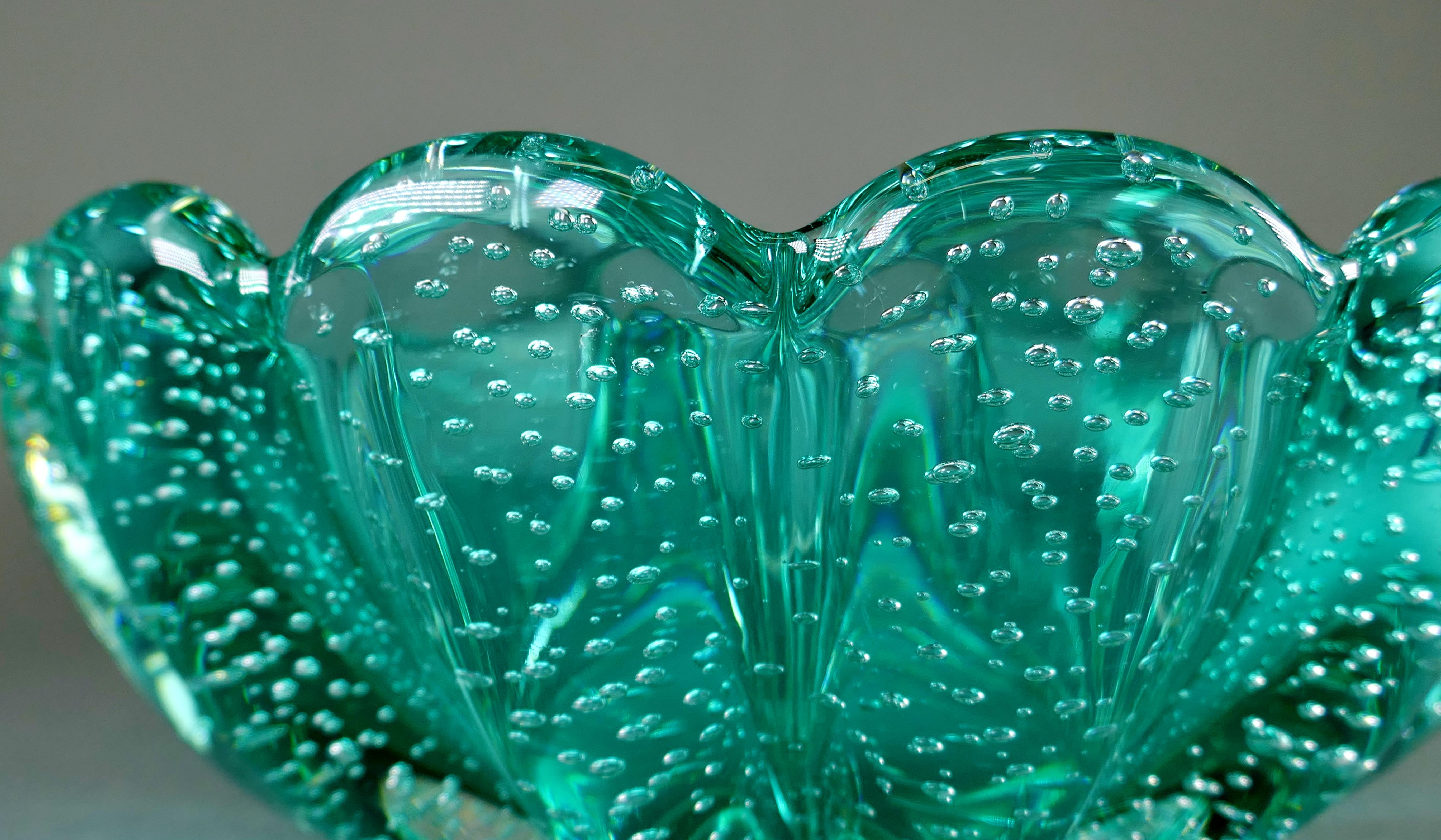 Cira 1950 mundgeblasenes italienisches Murano-Glas mit Wellenschliff Bullicante Schale im Angebot 2