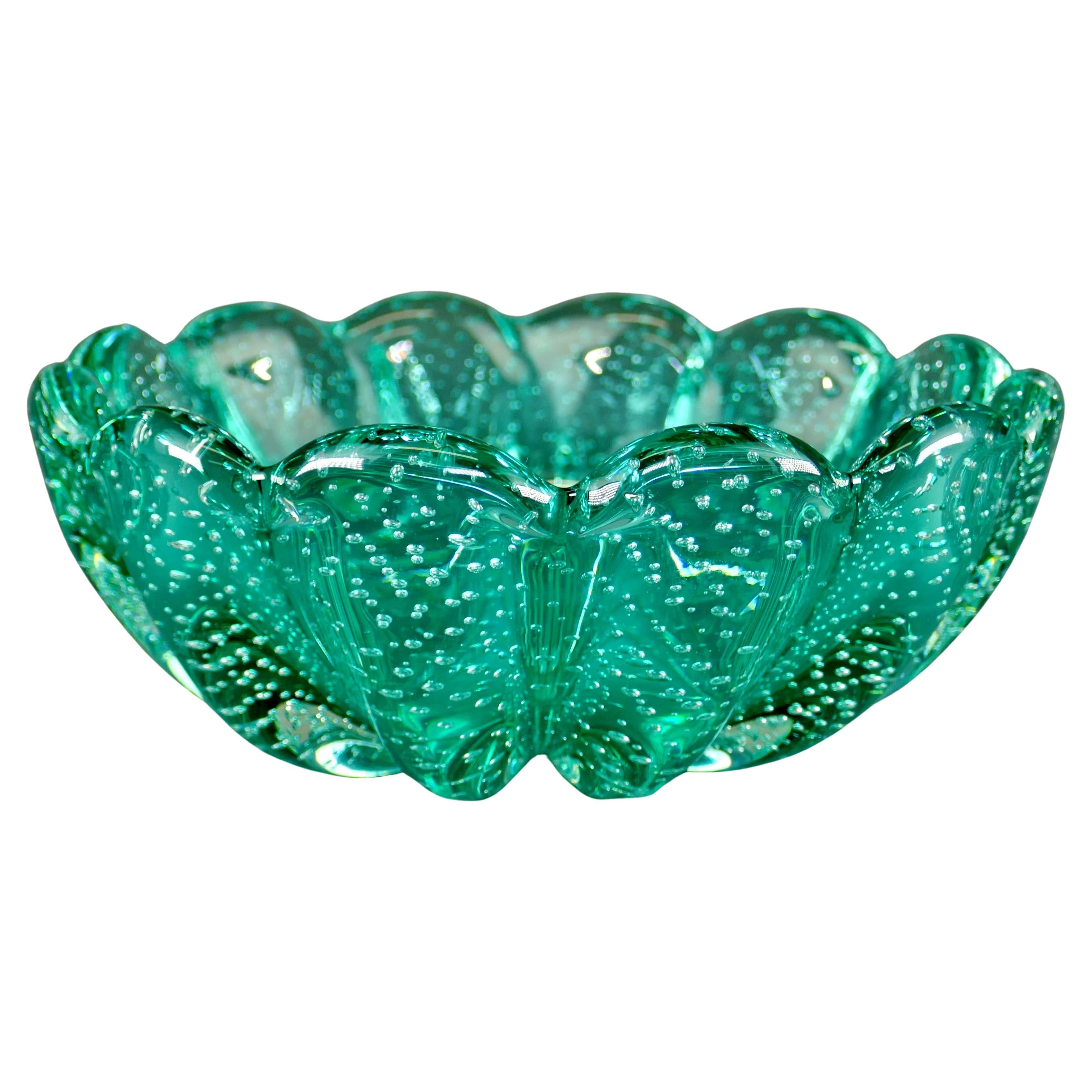 Cira 1950 mundgeblasenes italienisches Murano-Glas mit Wellenschliff Bullicante Schale im Angebot