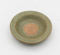 Plat d'offrande en céramique à glaçure céladon, datant CIRCA de 1271 à 1368, sous la dynastie Yuan (Chine)