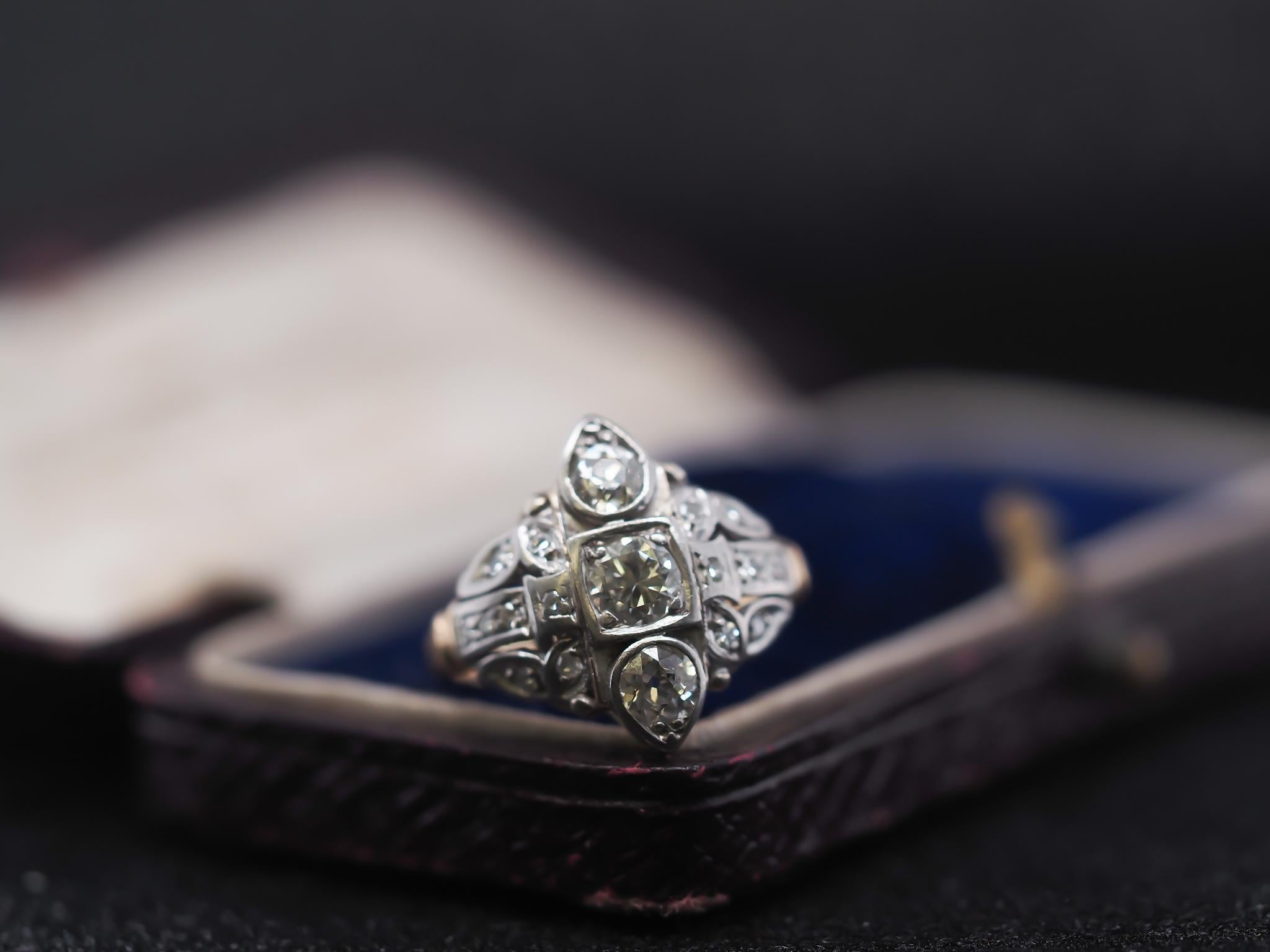 Jahr: 1940er Jahre

Artikel-Details:
Ringgröße: 3.5 (Größe)
Metall Typ: 14K Gelbgold und Platin Top [Gepunzt und geprüft]
Gewicht: 2,5 Gramm

Diamant-Details: .50ct Gesamtgewicht, Alter europäischer Brillant, Farbe I, Reinheit VS

Breite des Bandes: