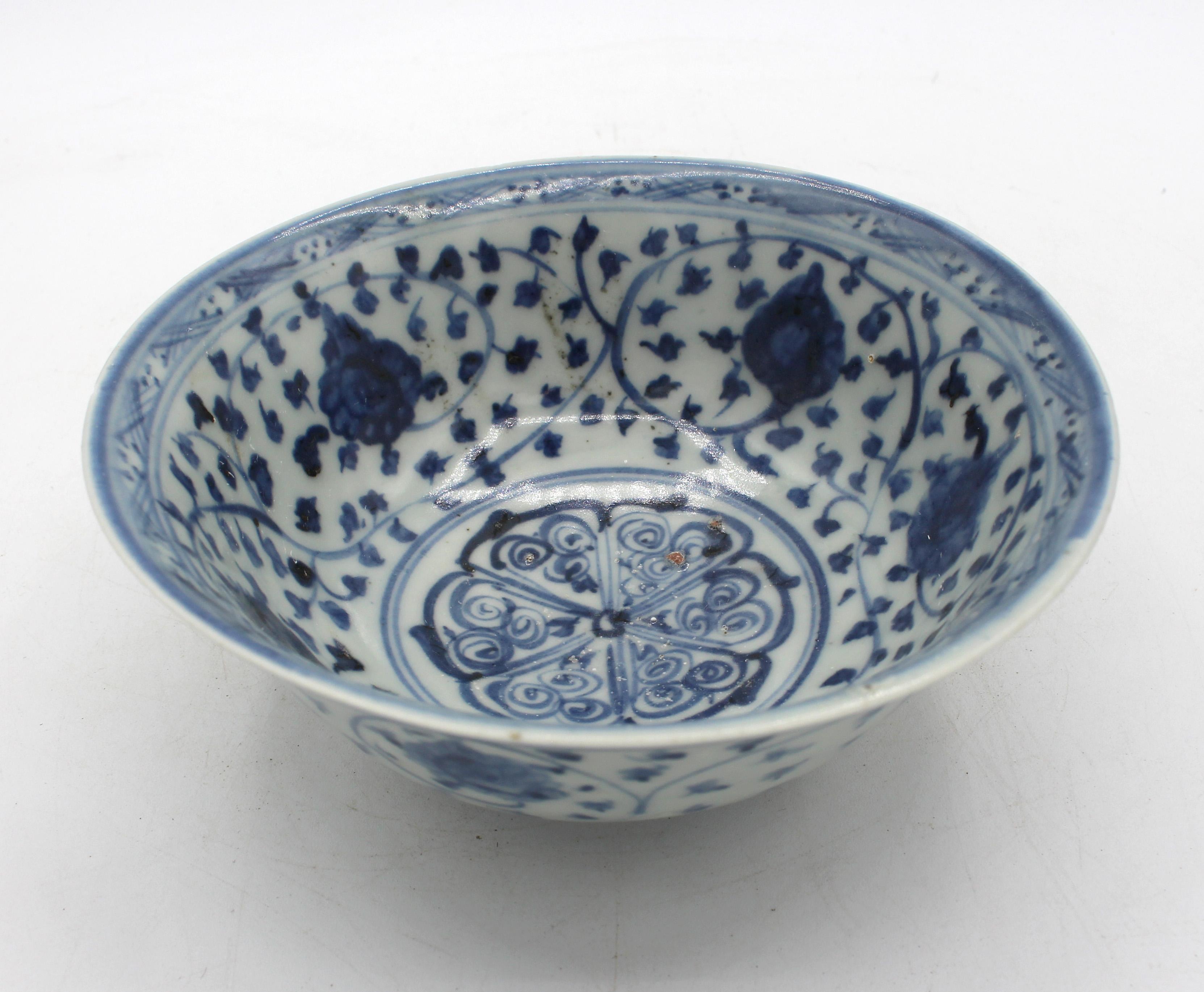 Ciotola in porcellana blu e bianca della tarda dinastia Ming Ming, circa 1550, cinese. Eleganza del bordo svasato con decorazione 