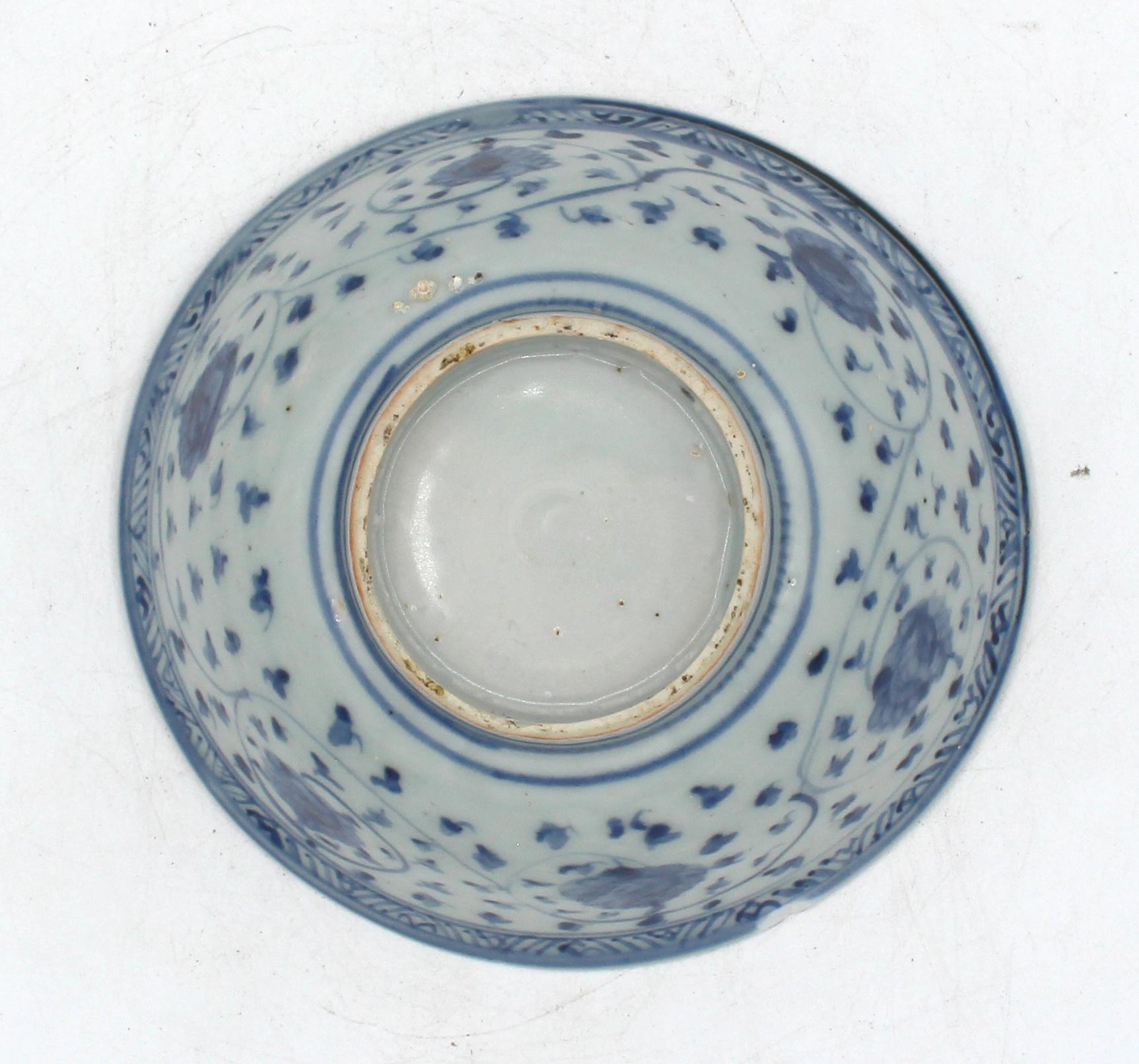 Cinese Circa 1550 Ciotola in porcellana bianca e blu della tarda dinastia Ming in vendita