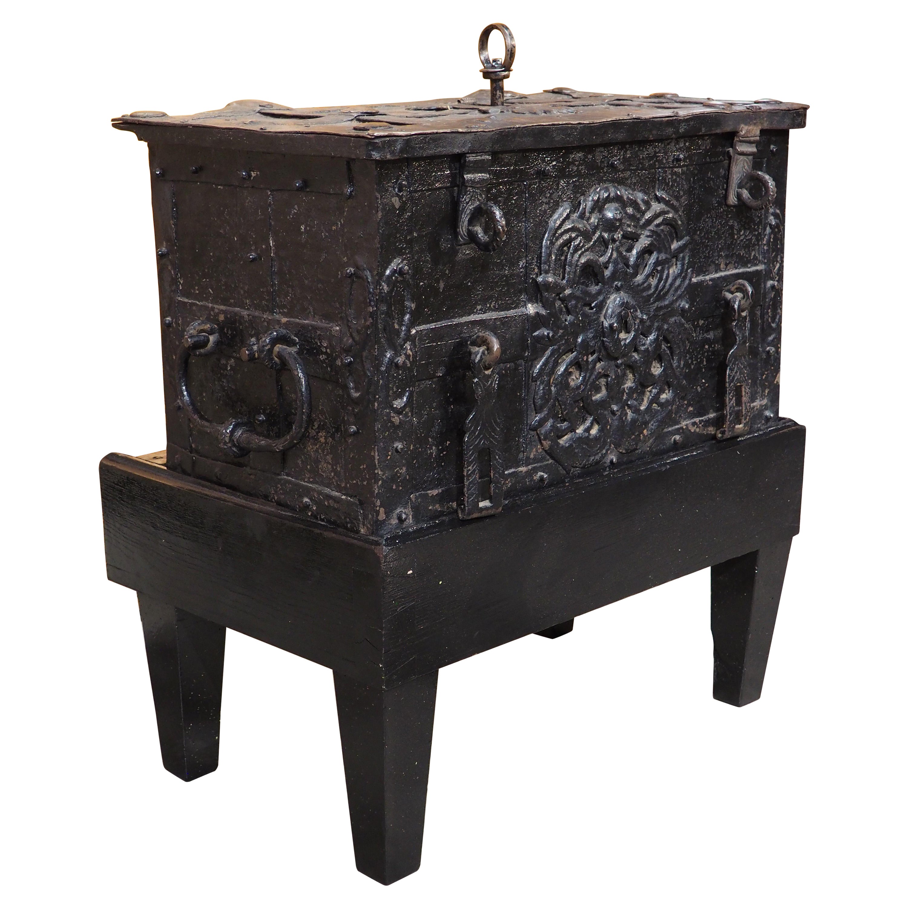 Cassettone in lamiera di ferro del 1650 circa proveniente dalla Germania meridionale con supporto in legno in vendita
