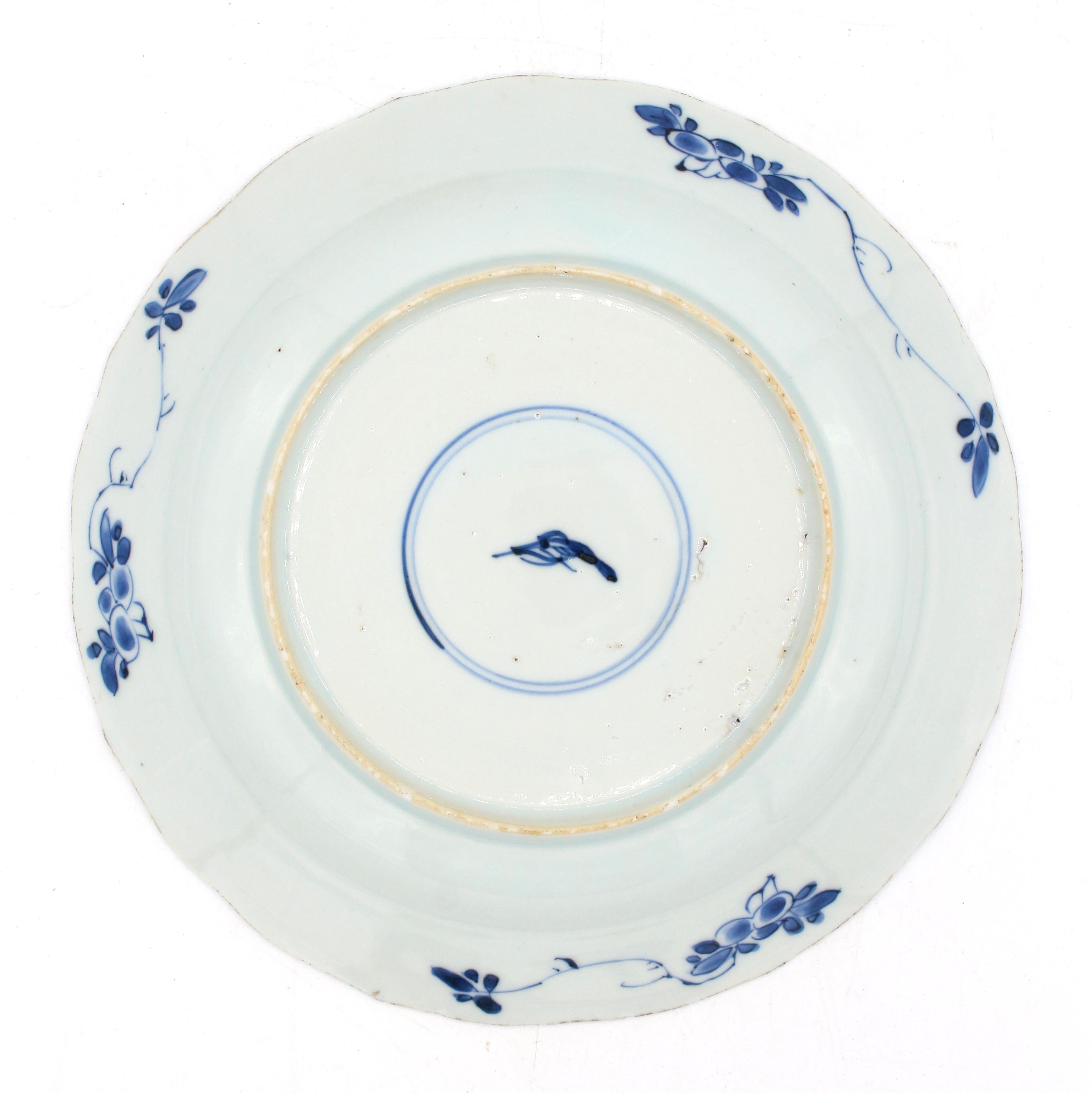 Circa 1670-1690 blue & white porcelain plate, Chinese export. Artemisia marked. Qing Dynasty, Kangxi period. Wanli Kraak style of decoration with 8 border cartouches bordered by cracked ice (another Ming influence). Cenral floral reserve. Light but