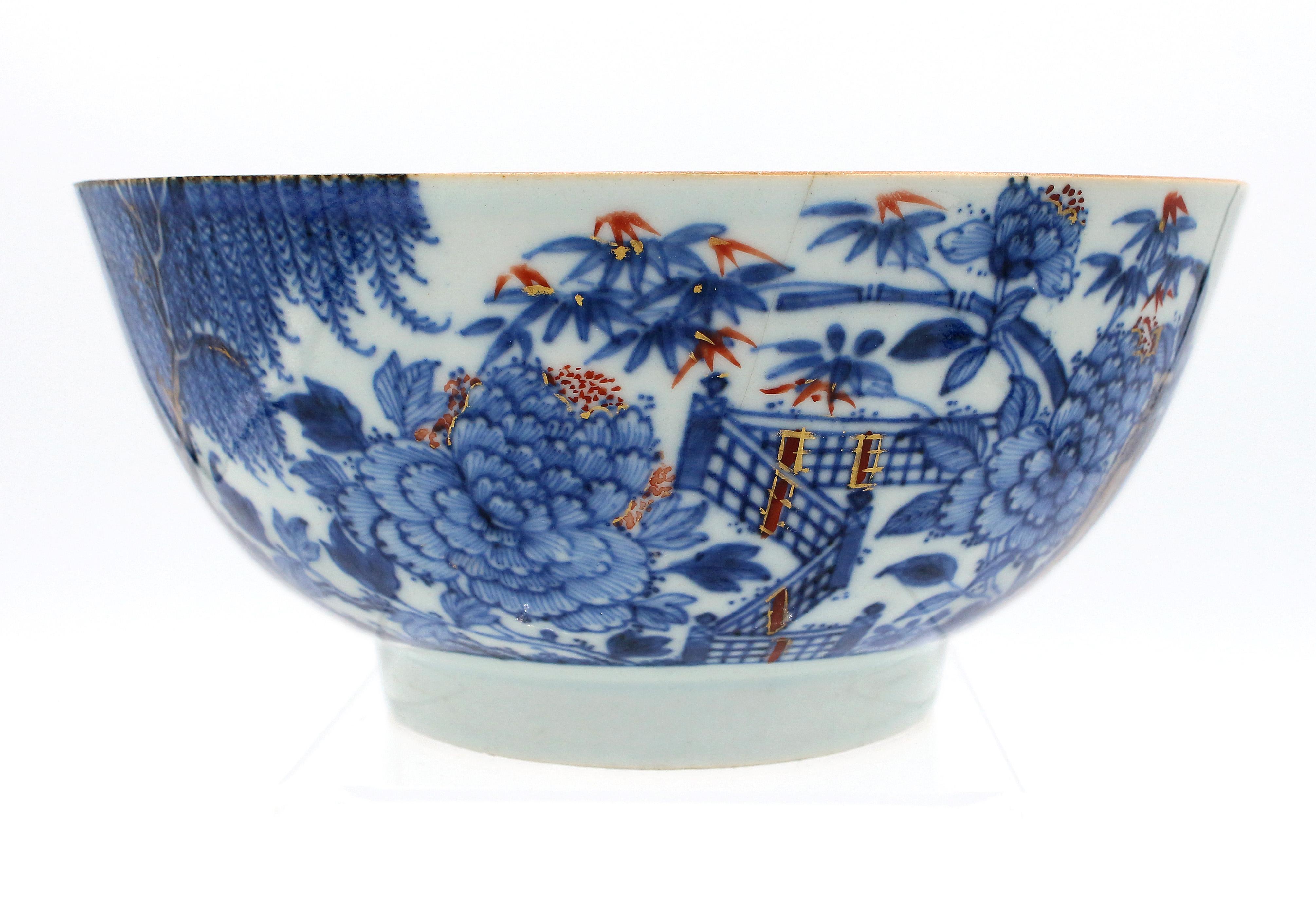 Circa 1680-1700 Ciotola in porcellana cinese da esportazione. Dinastia Qing epoca Kangxi. Squisitamente clobbato e dorato su una scena blu sottosmalto di un giardino a traliccio pieno di salici, bambù e peonie. Bordo interno pannellato. Due linee di