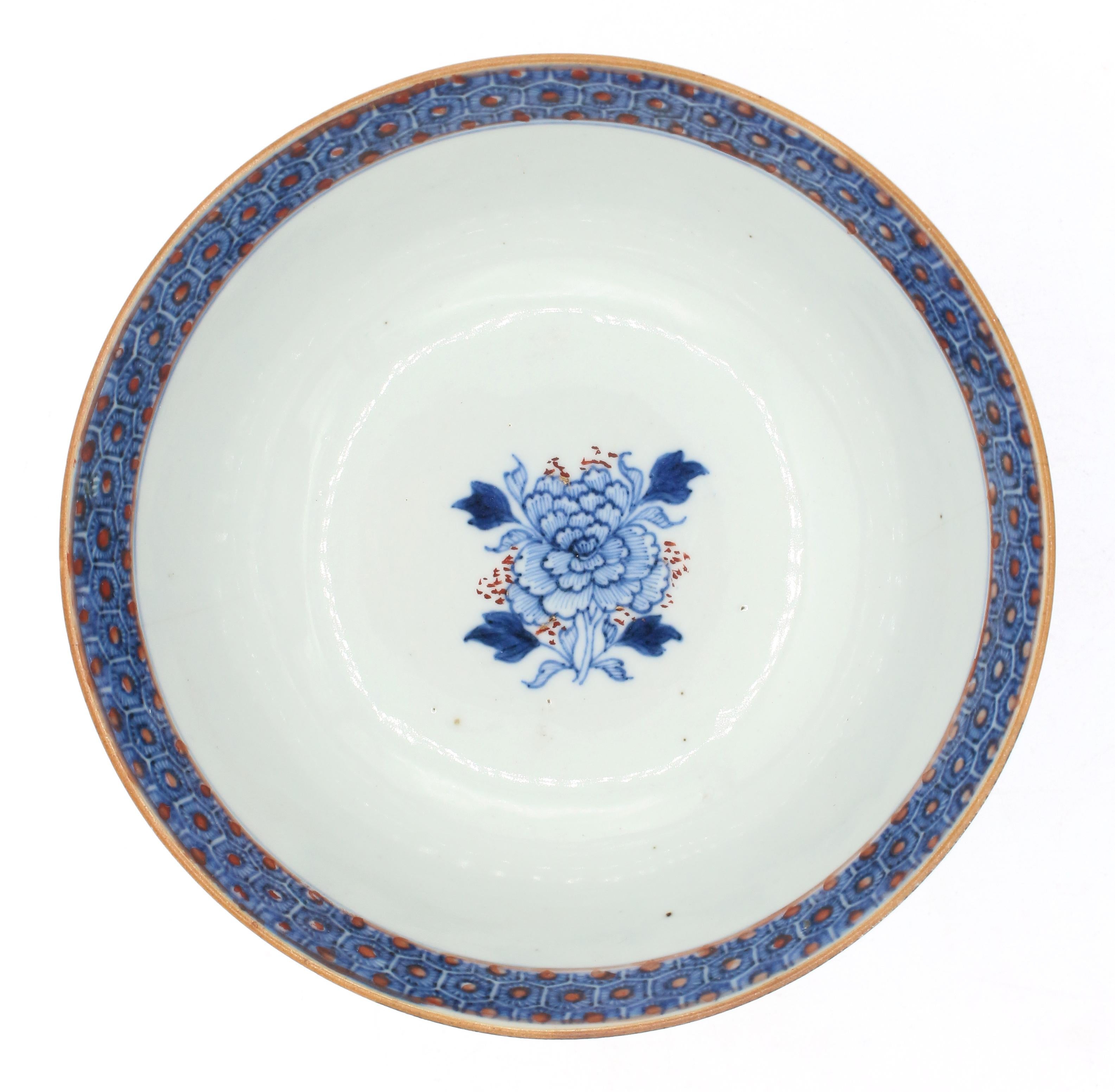 Fine XVII secolo CIRCA 1680-1700 Dinastia Qing Epoca Kangxi Ciotola in porcellana cinese da esportazione in vendita