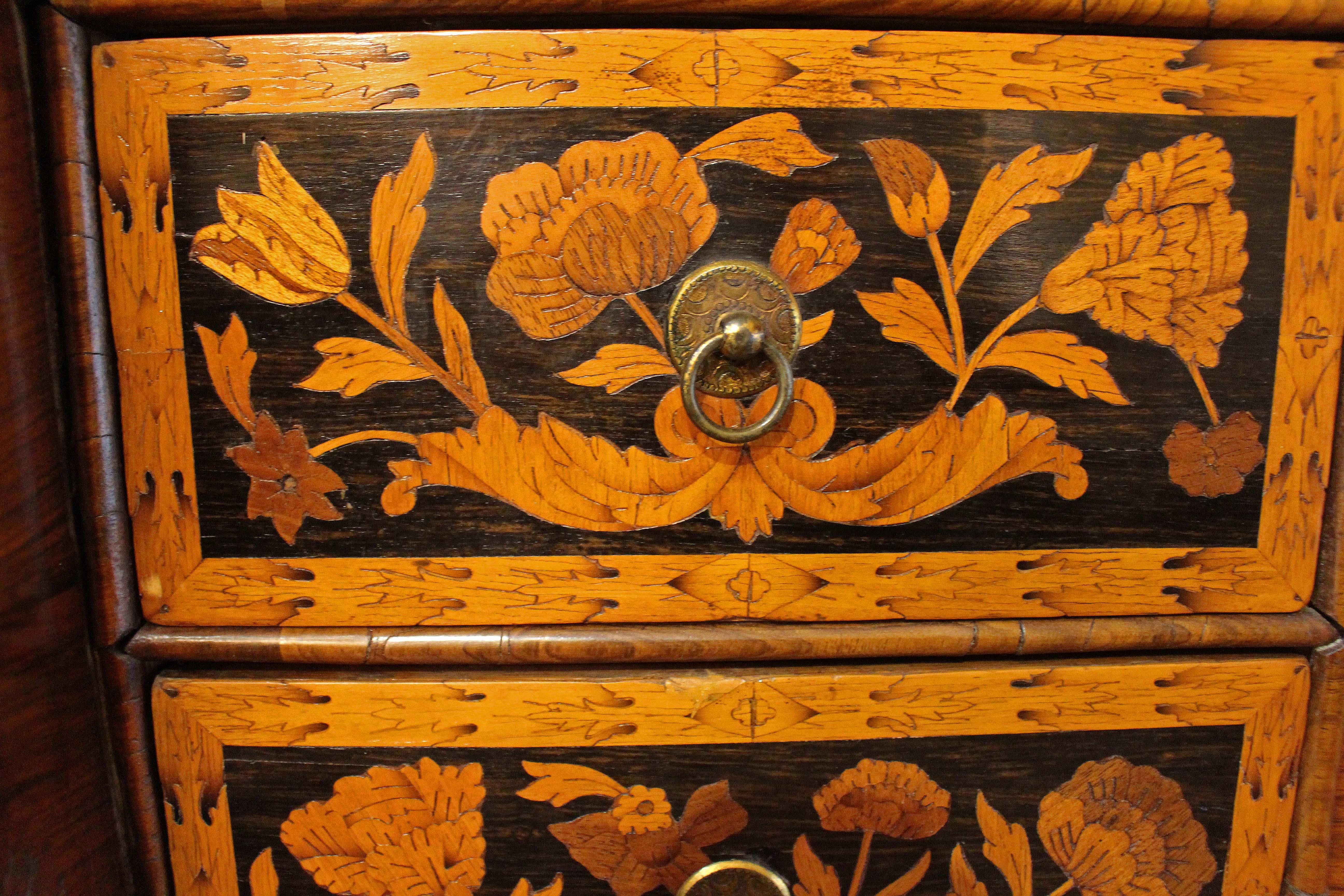 CIRCA 1680, William & Mary Periode, Englisches Nussbaumholz & Intarsien Escritoire im Angebot 4